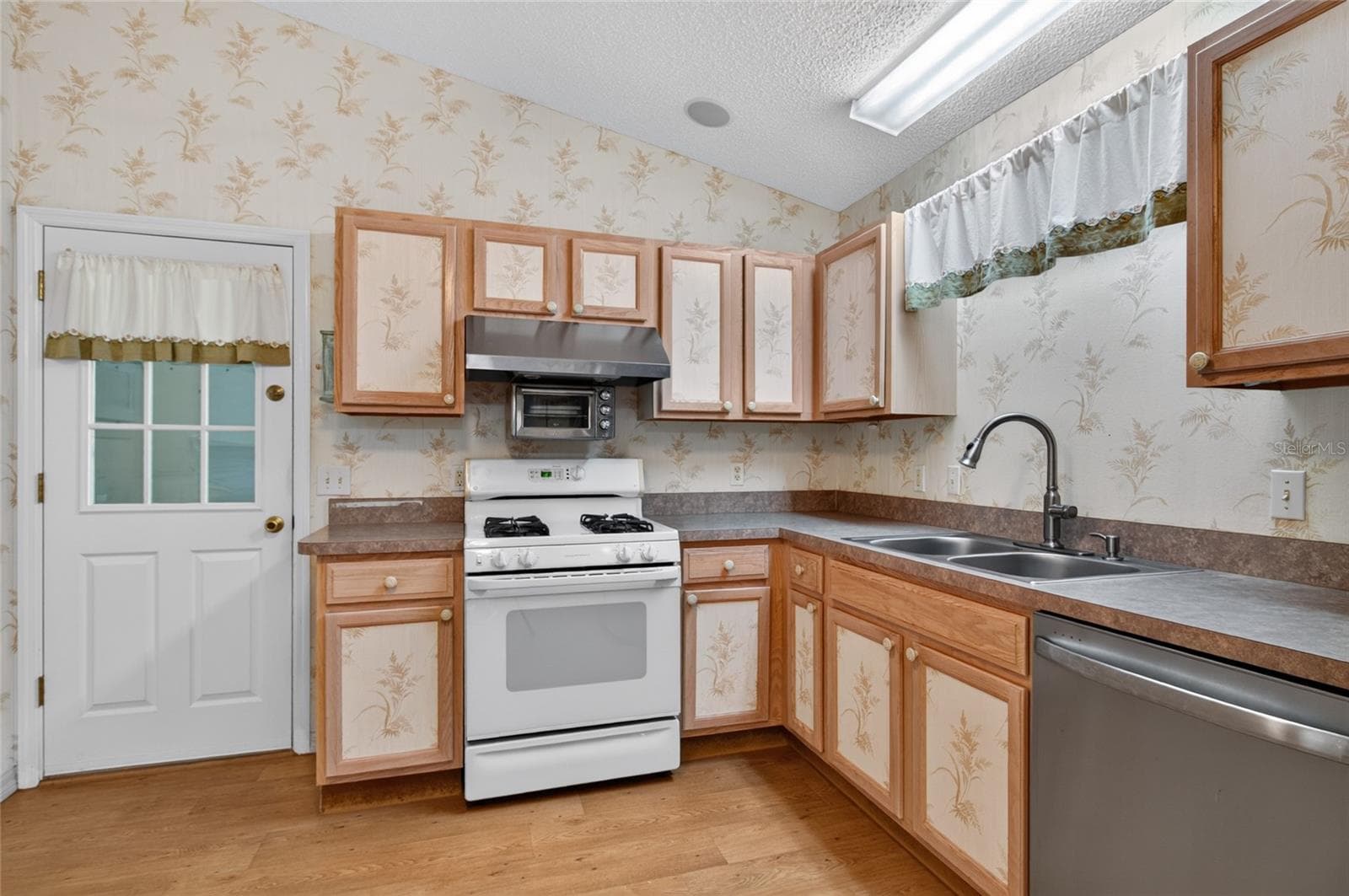 Single Family Residence at 3331 ROANOKE ST, THE VILLAGES, photo 8 of 42