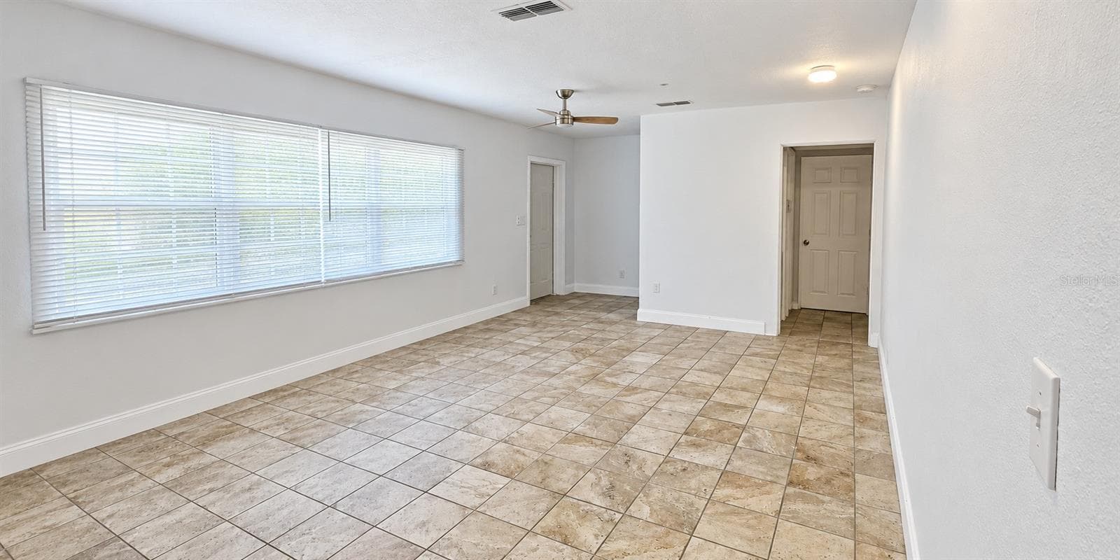 Living room - 703 AVENUE L SE, WINTER HAVEN