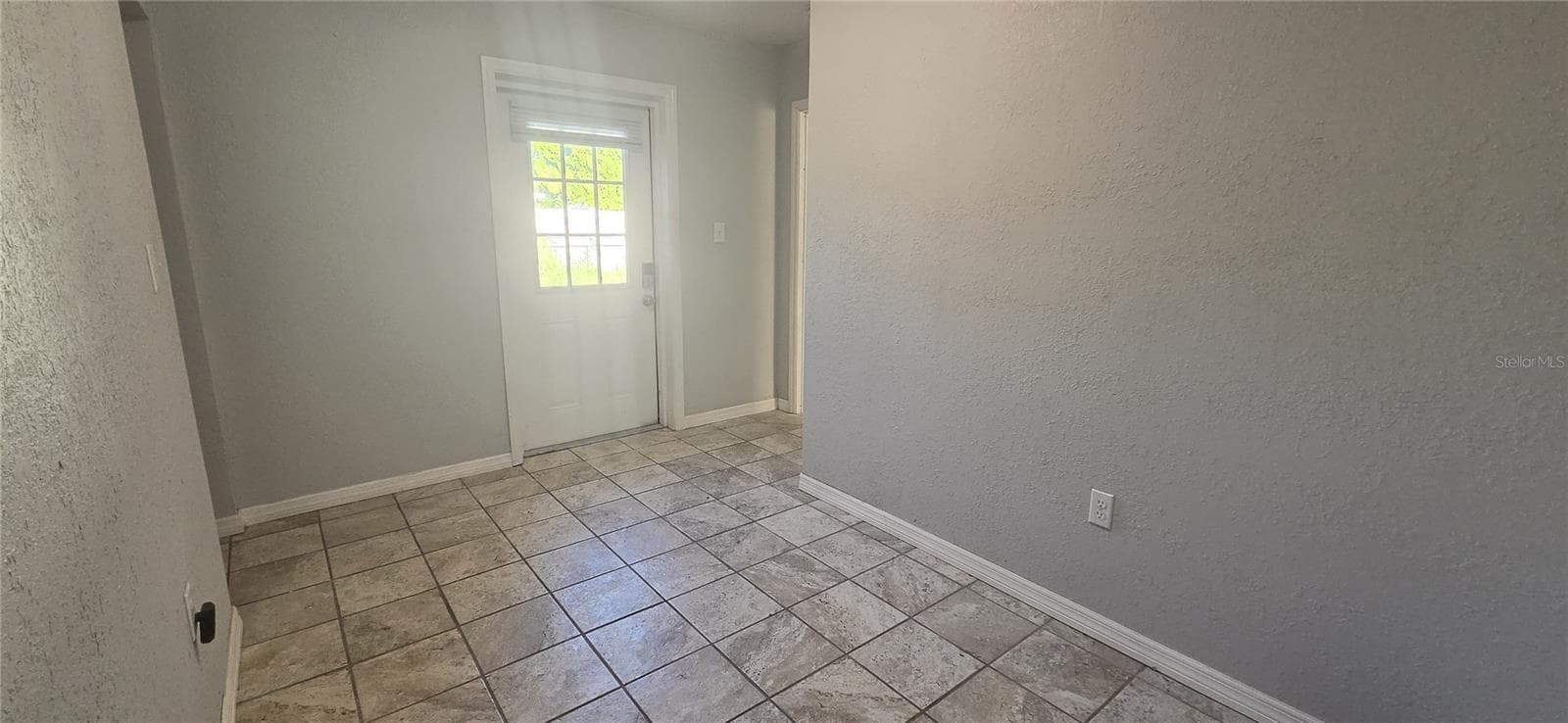 hallway to backyard - 703 AVENUE L SE, WINTER HAVEN