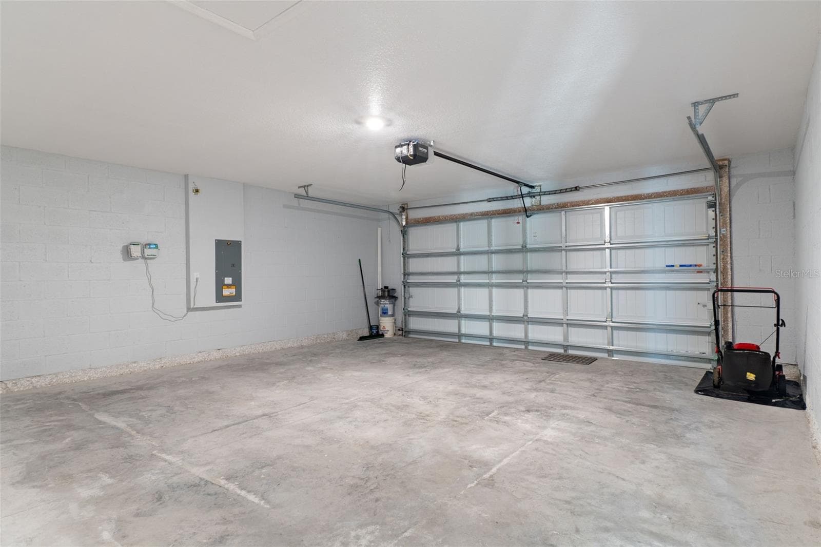 2 Car Attached Garage - 35040 SMOKETREE LN, DADE CITY
