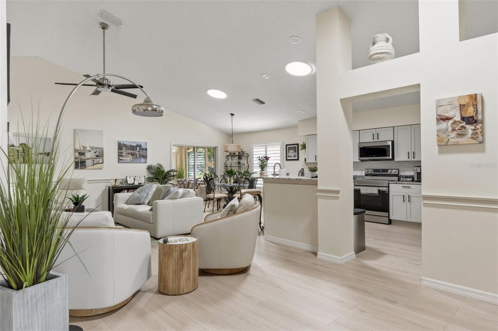 Living room and kitchen to the right - 7350 ROSEMONT LN, SPRING HILL