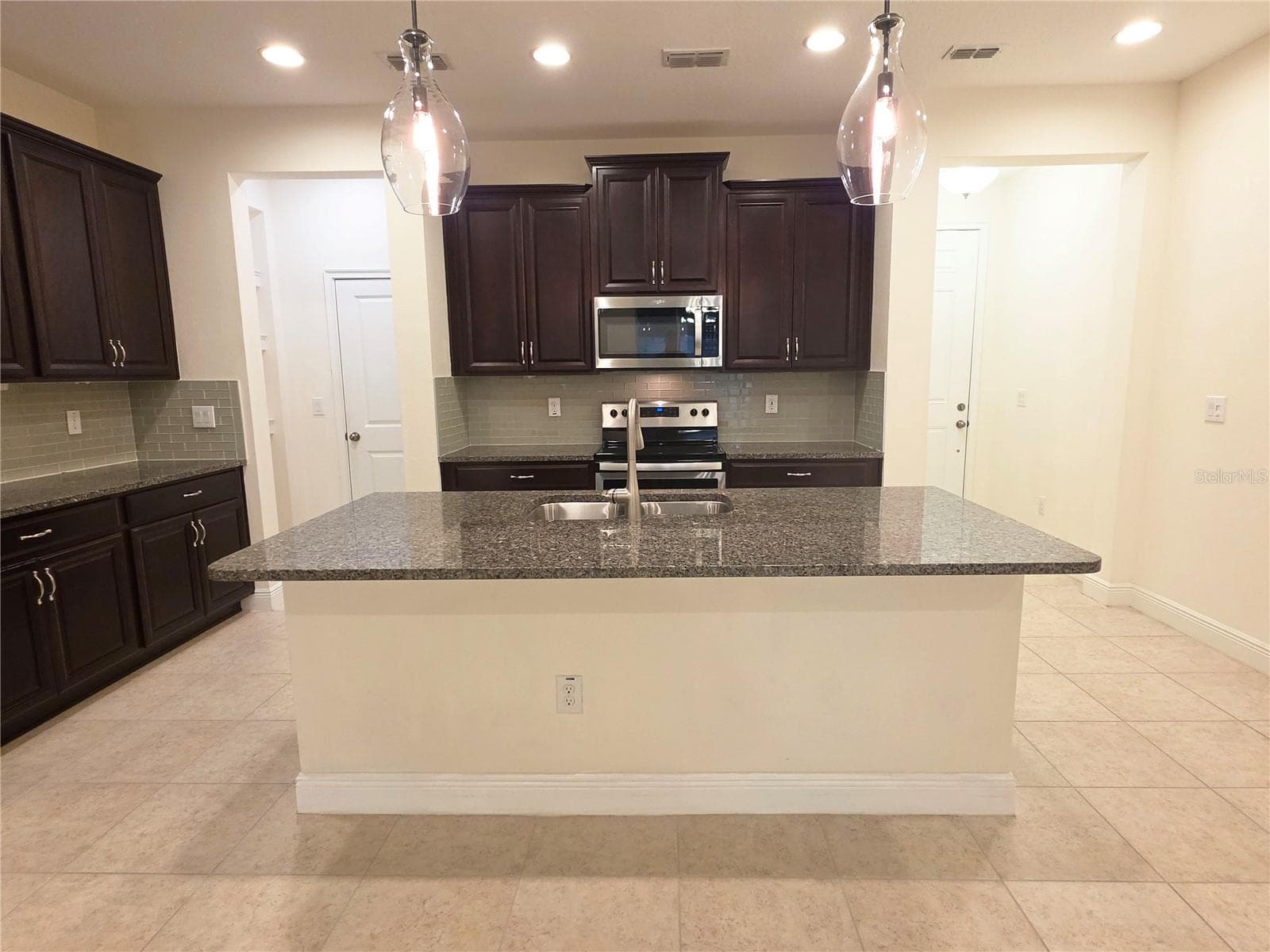 Townhouse at 14243 DAMSELFLY DR, TAMPA, photo 9 of 64
