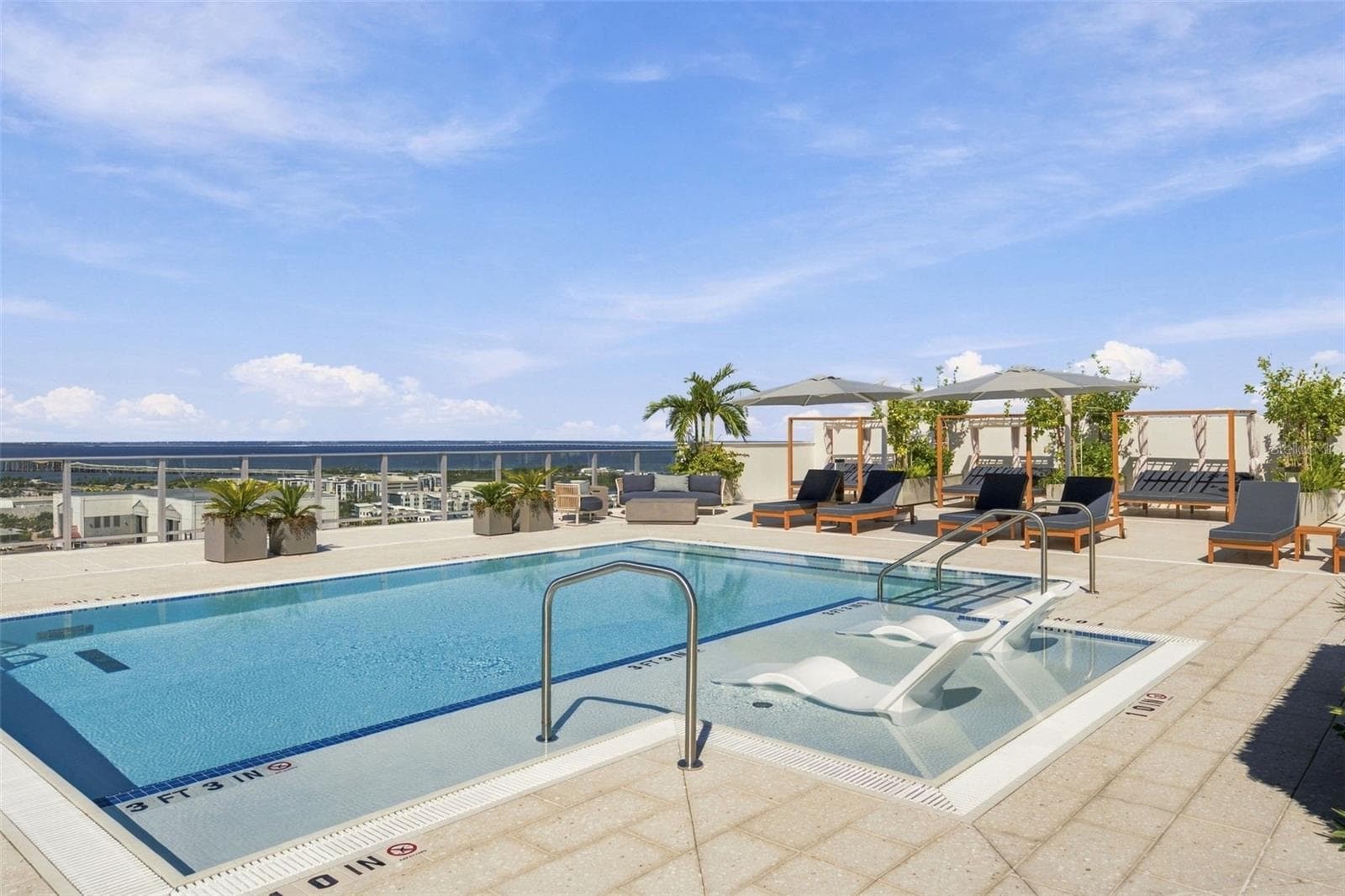 Rooftop pool - 5713 BOWEN DANIEL DR #1504, TAMPA