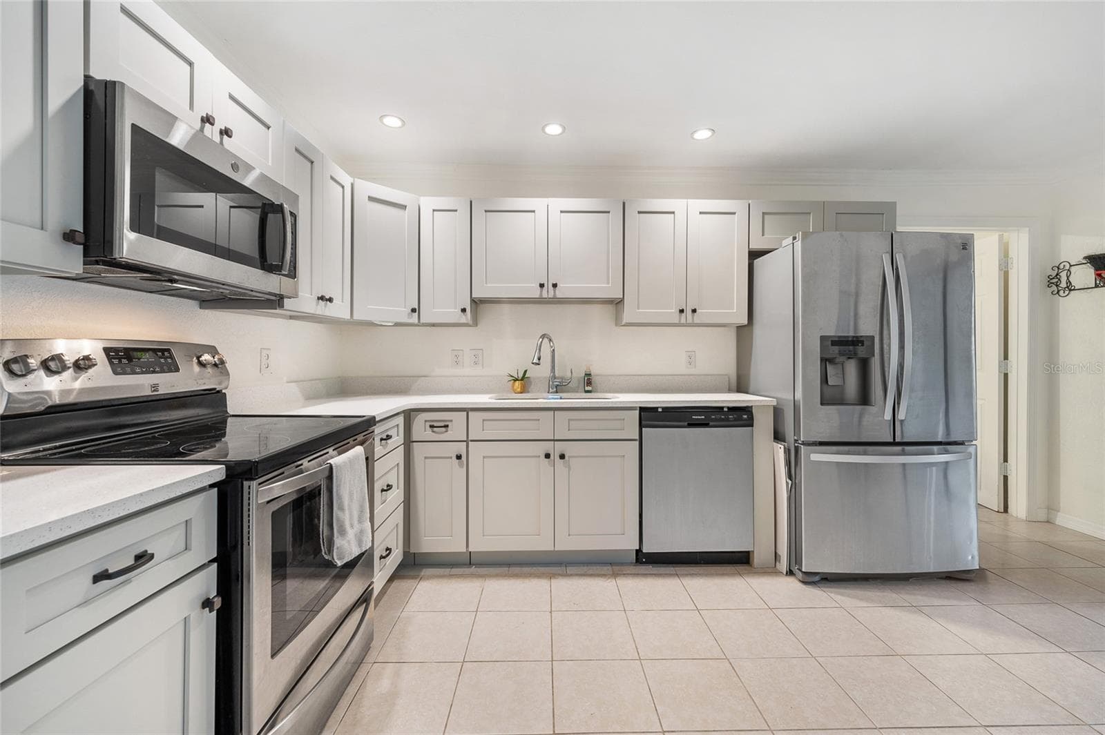 Kitchen with ample cabinetry and stainless steel appliances. - 2040 E TRIANGLE DR, LONGWOOD