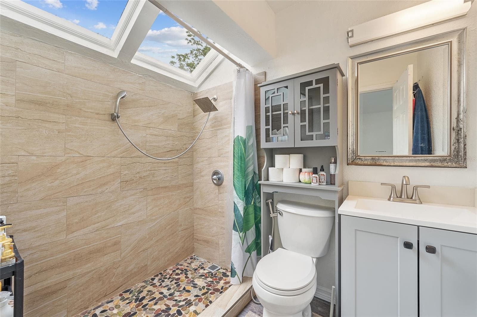 Primary en-suite bathroom. - 2040 E TRIANGLE DR, LONGWOOD
