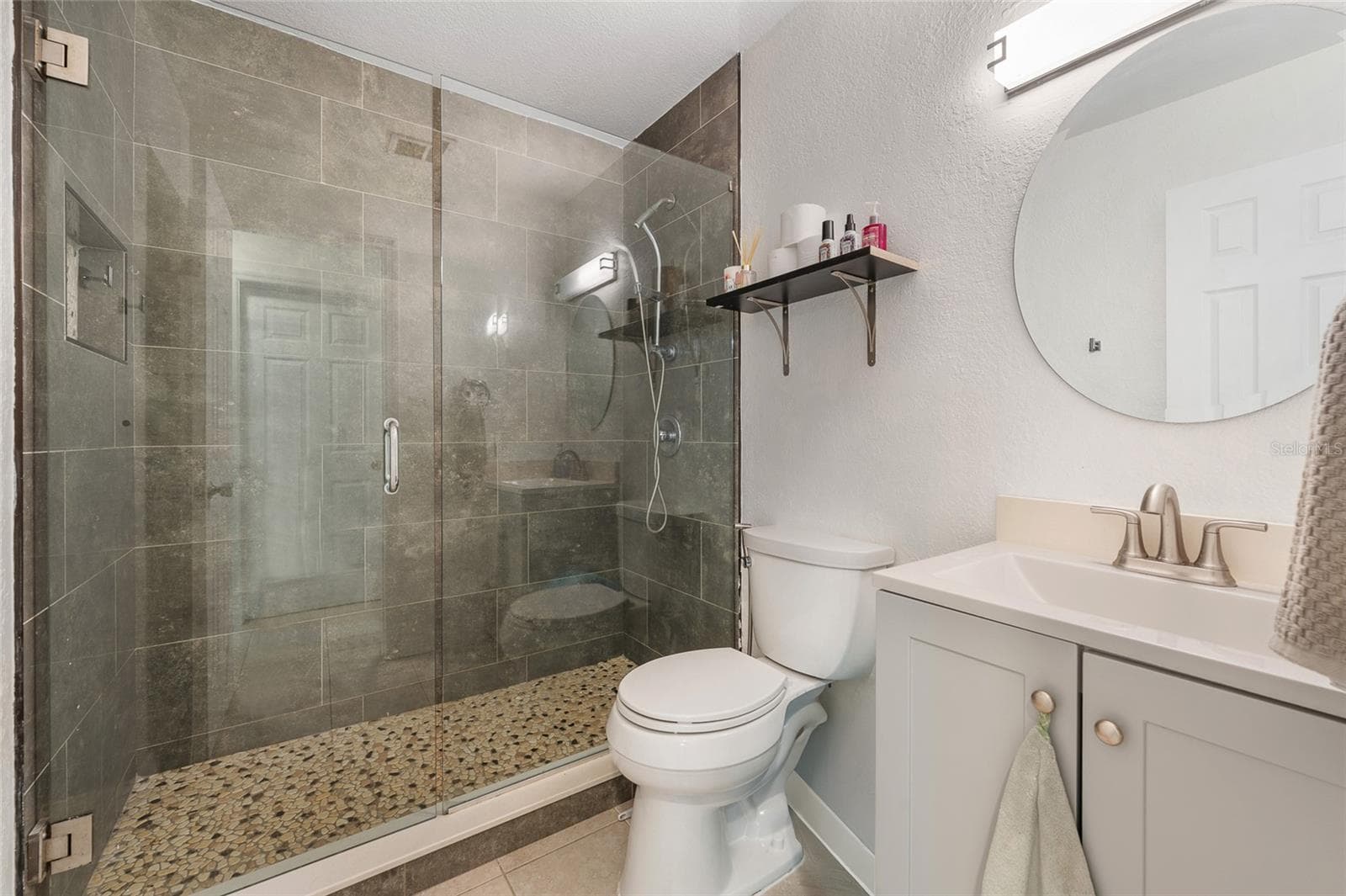 Guest bathroom. - 2040 E TRIANGLE DR, LONGWOOD