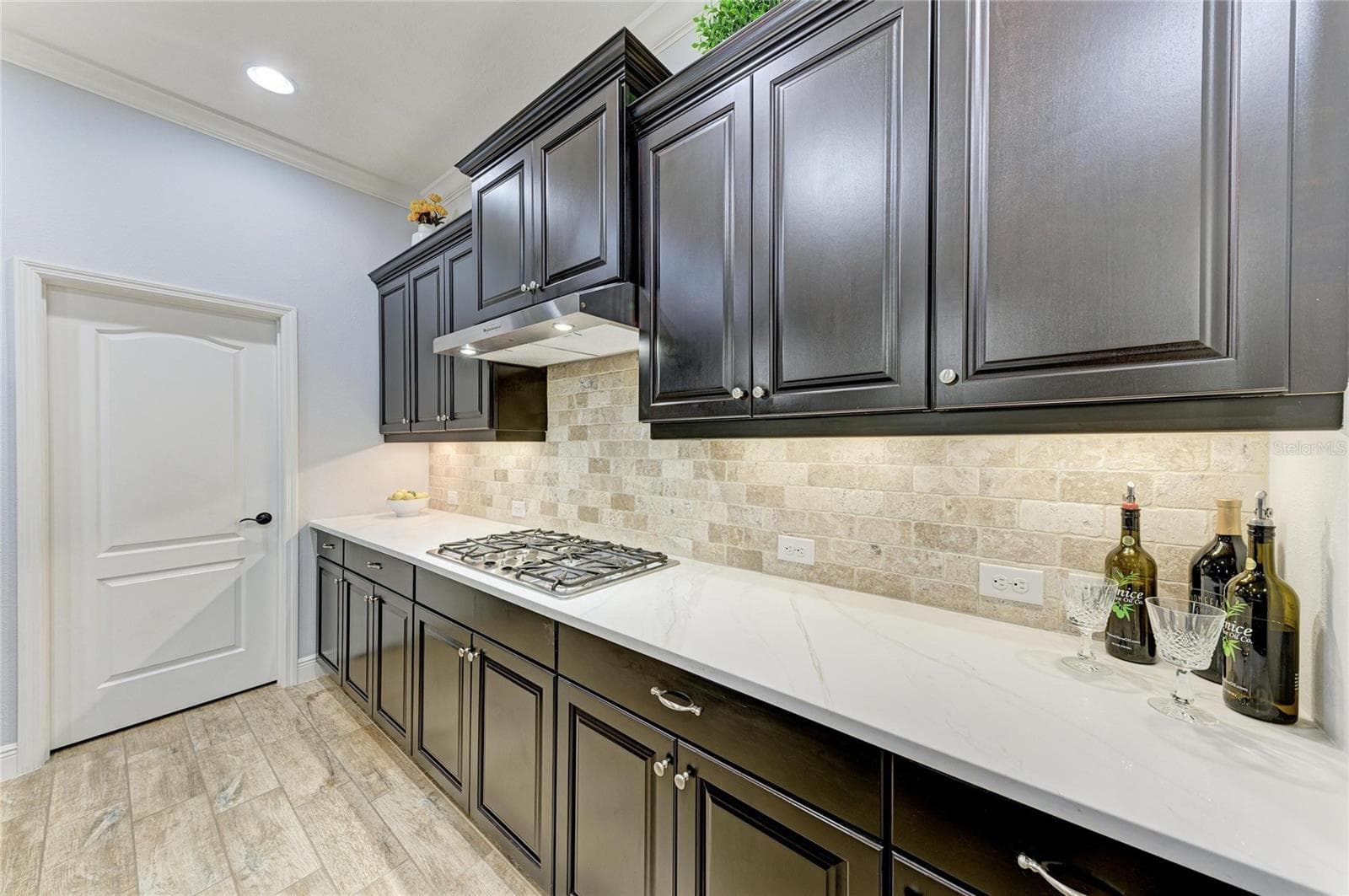 UPDATED KITCHEN - 12642 HARNEY ST, VENICE