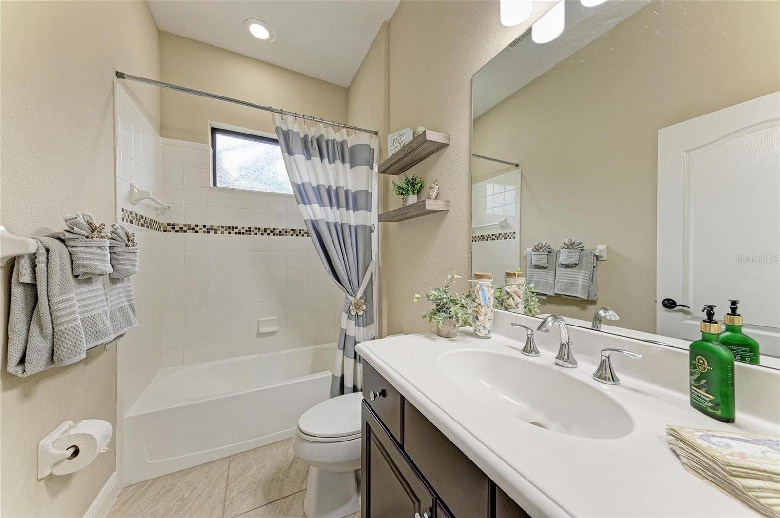 Single Family Residence at 12642 HARNEY ST, VENICE, photo 51 of 95