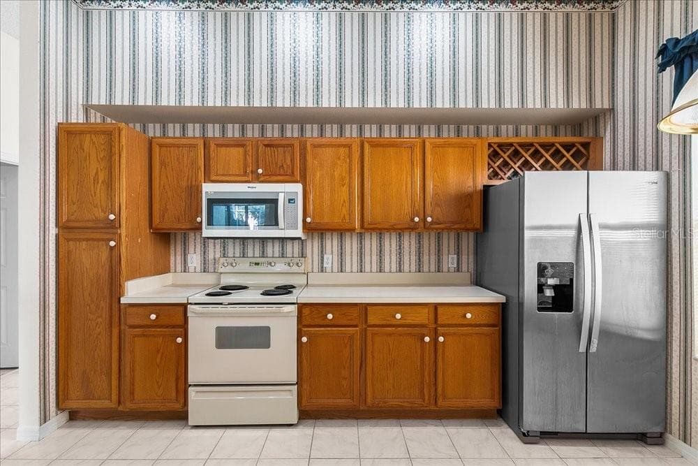 range, microwave and refrigerator - 477 LAKEPARK TRL, OVIEDO