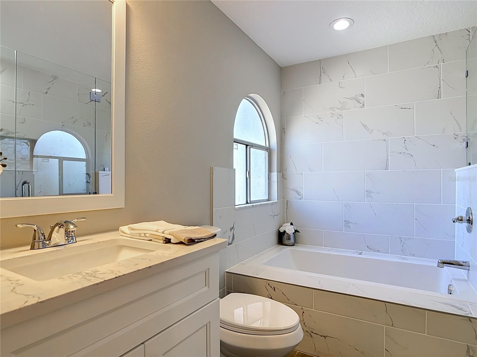 Primary bathroom with soaking tub and separate shower. - 3025 FOXBORO CIR, DELTONA