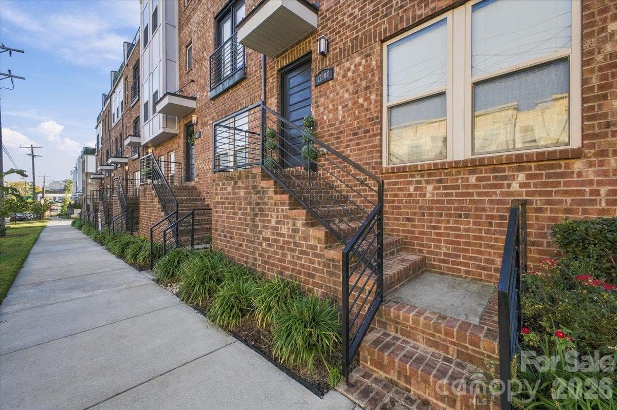 Townhouse at 12107 Brooklyn Avenue, Charlotte, photo 8 of 37