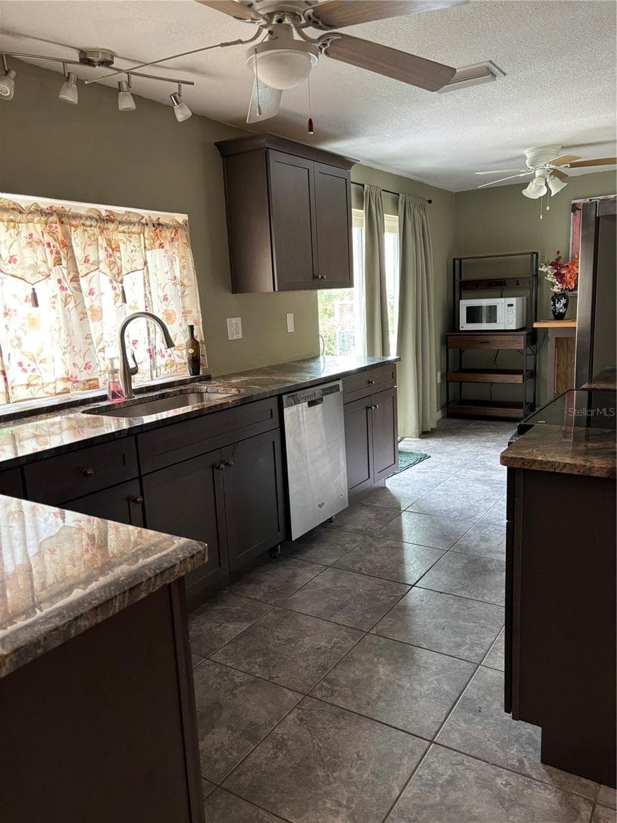 Single Family Residence at 6211 WAYCROSS DR, SPRING HILL, photo 7 of 39