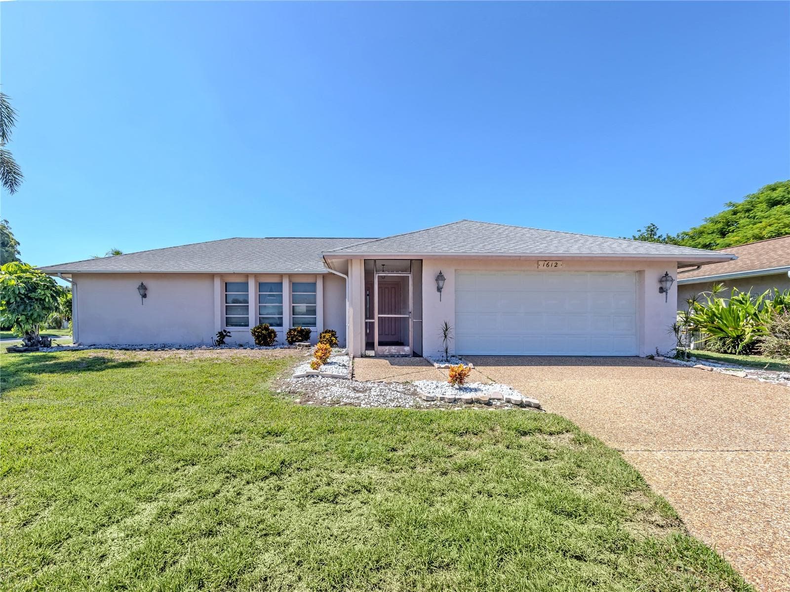 1612 VIKKI CT