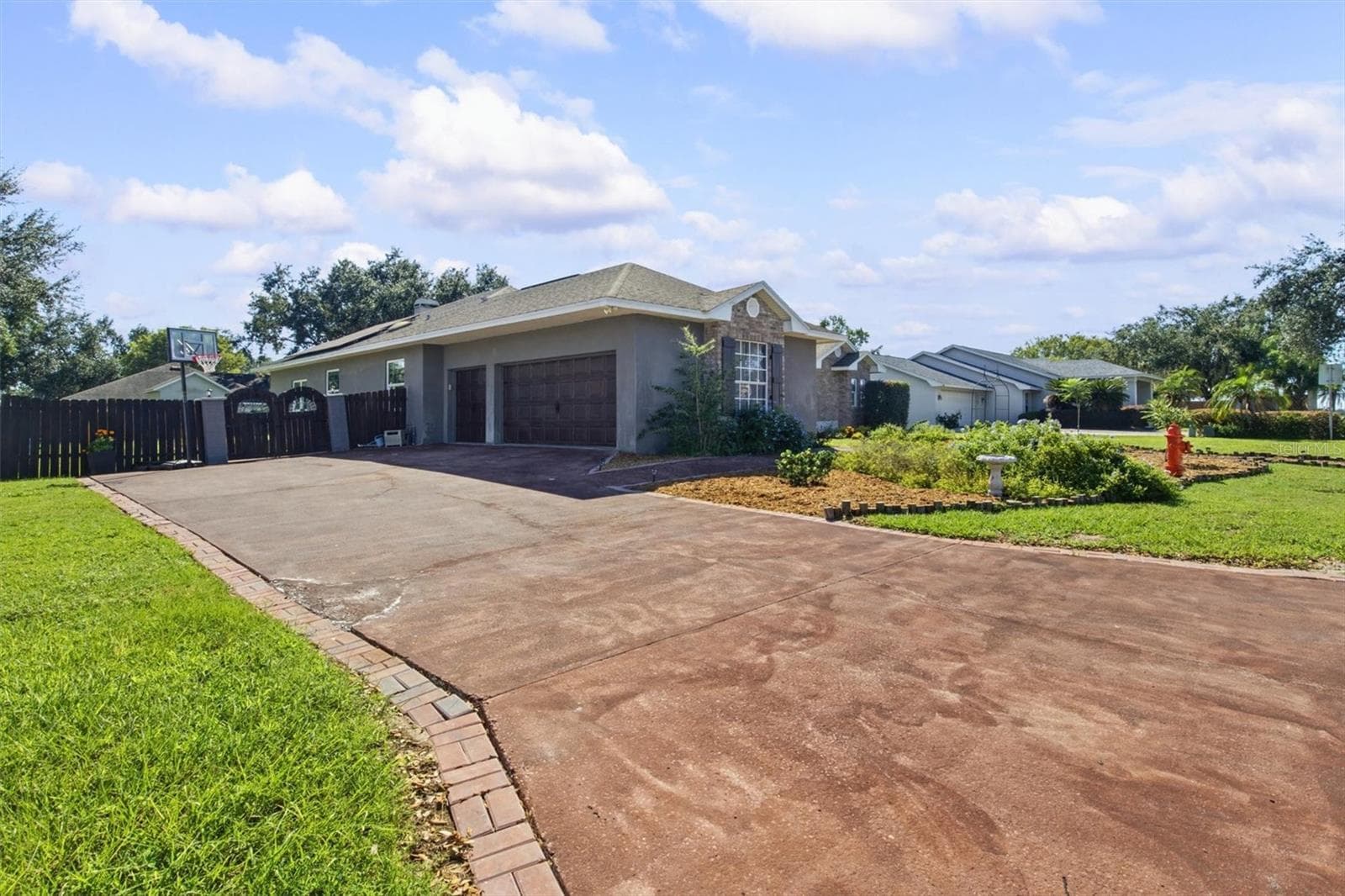 Driveway View - 2809 CHATSWORTH LN, LAKELAND