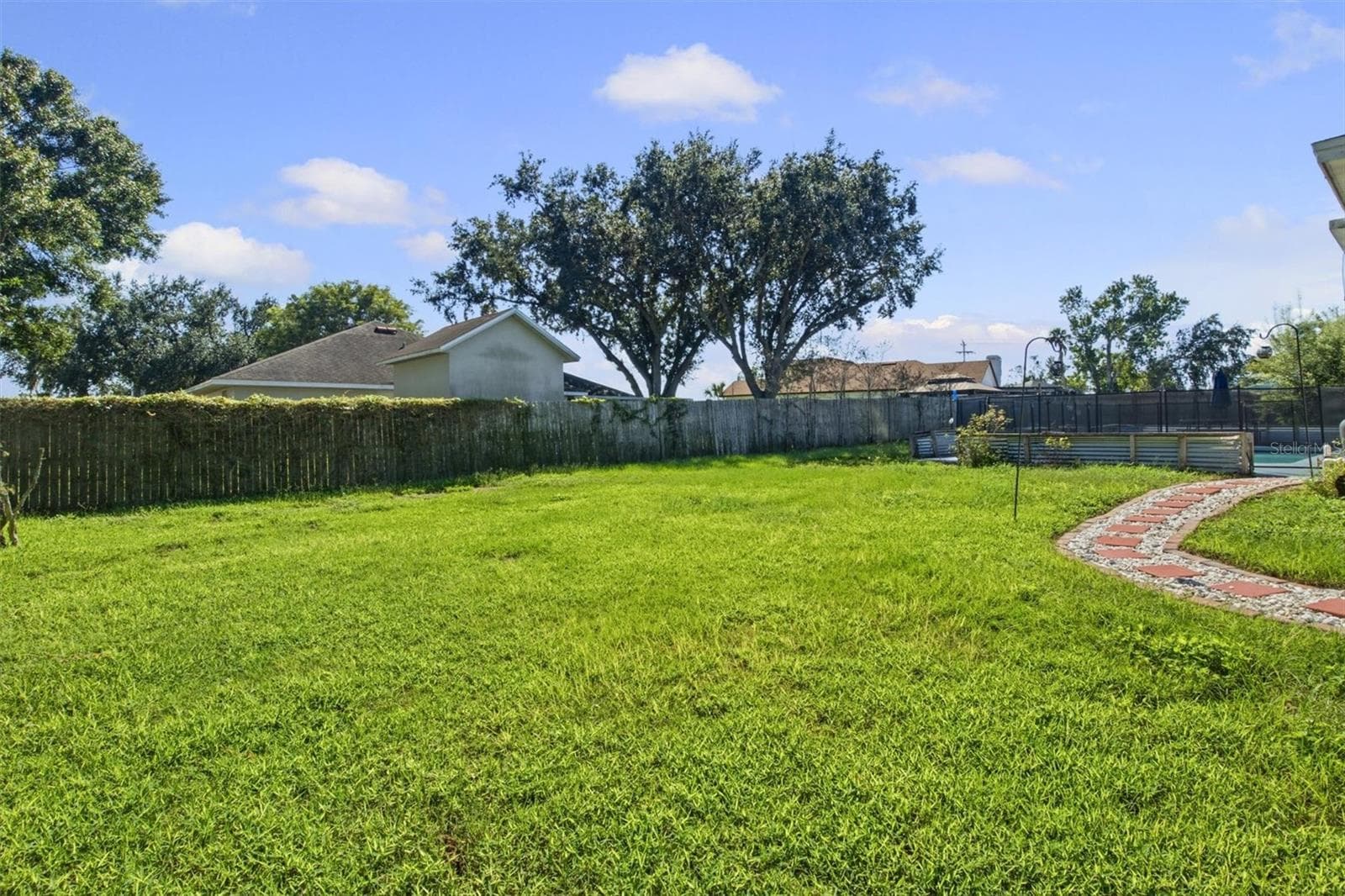 Back Yard View - 2809 CHATSWORTH LN, LAKELAND