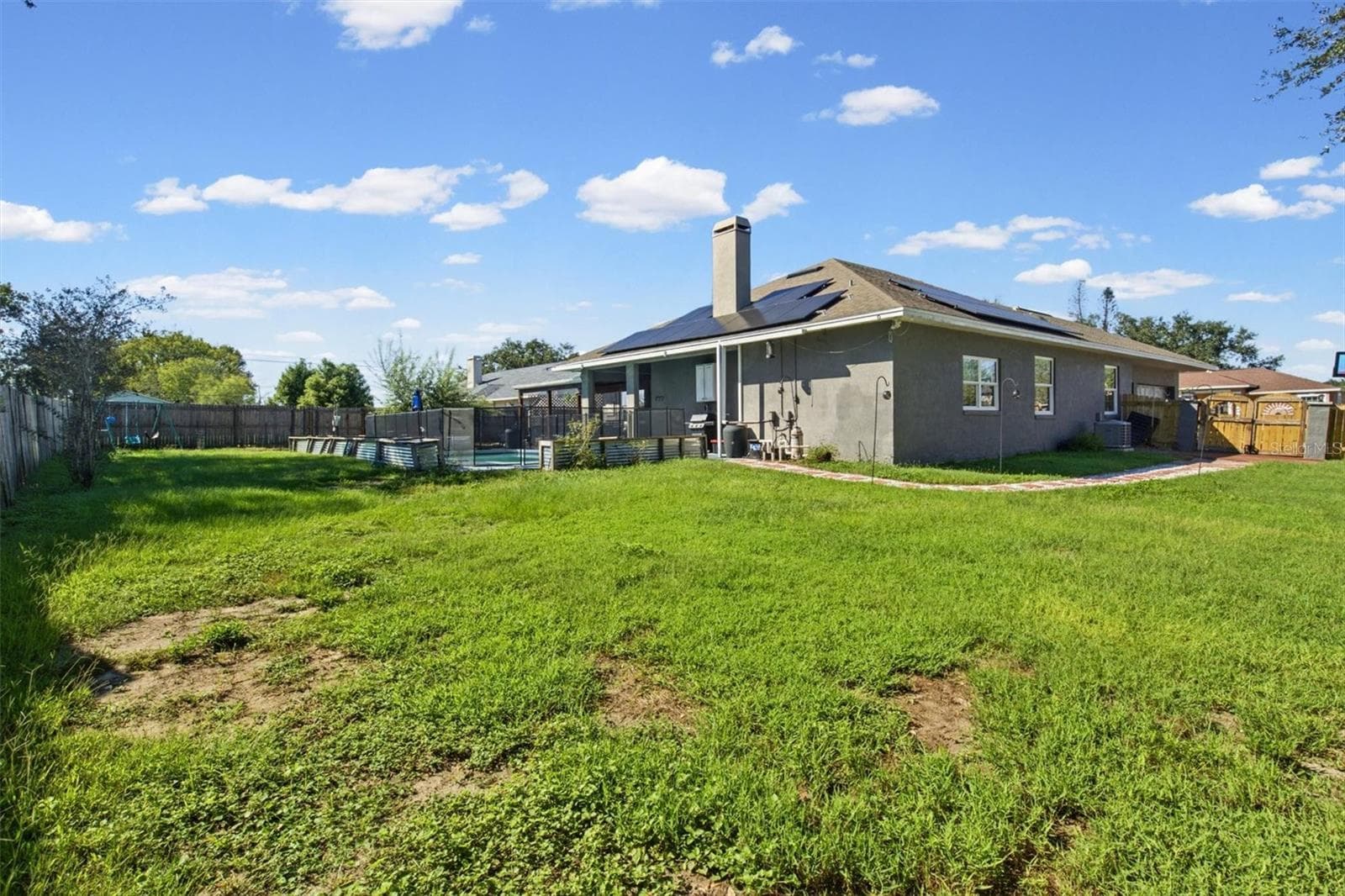 Back Yard View - 2809 CHATSWORTH LN, LAKELAND