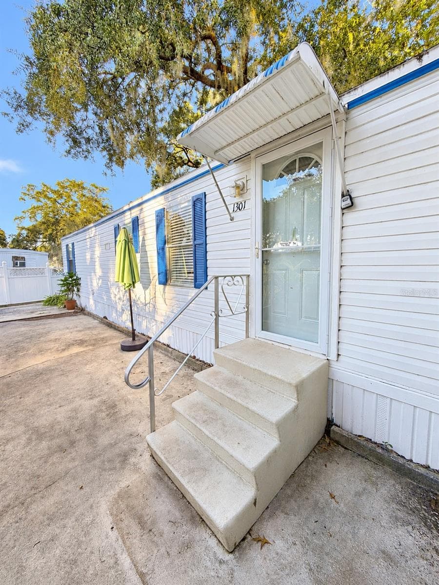 Manufactured Home at 1301 LIVE OAK PKWY, TARPON SPRINGS, photo 2 of 20