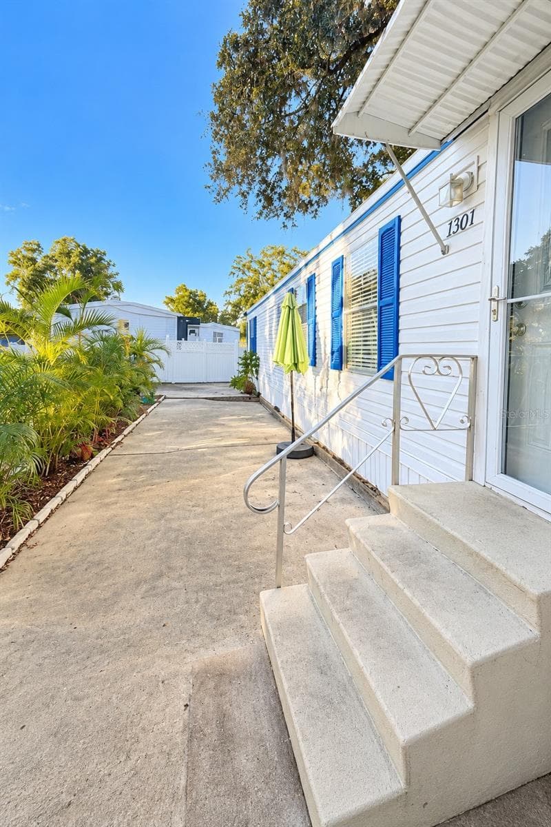 Manufactured Home at 1301 LIVE OAK PKWY, TARPON SPRINGS, photo 3 of 20