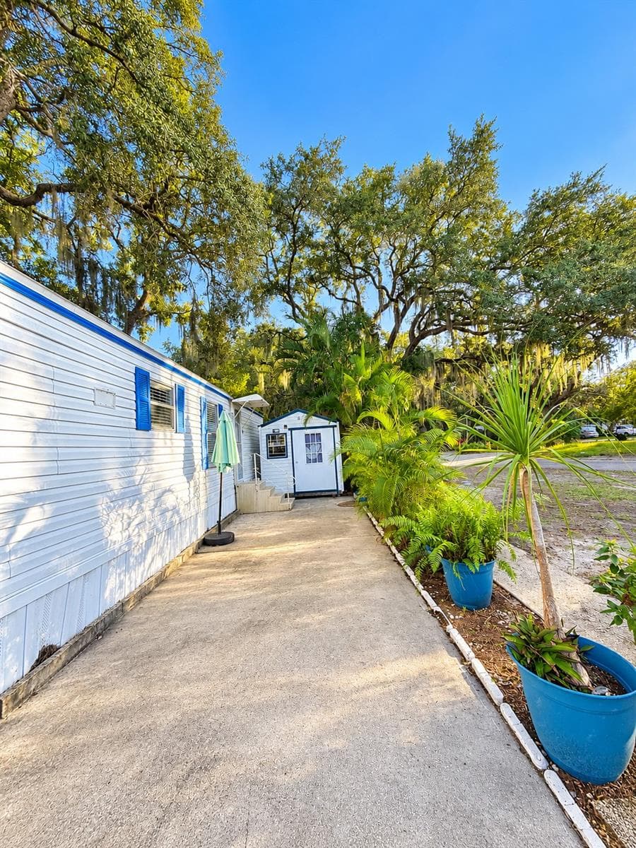 Manufactured Home at 1301 LIVE OAK PKWY, TARPON SPRINGS, photo 4 of 20