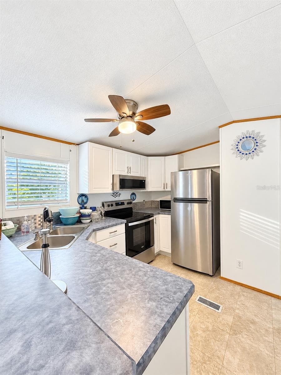 Manufactured Home at 1301 LIVE OAK PKWY, TARPON SPRINGS, photo 7 of 20