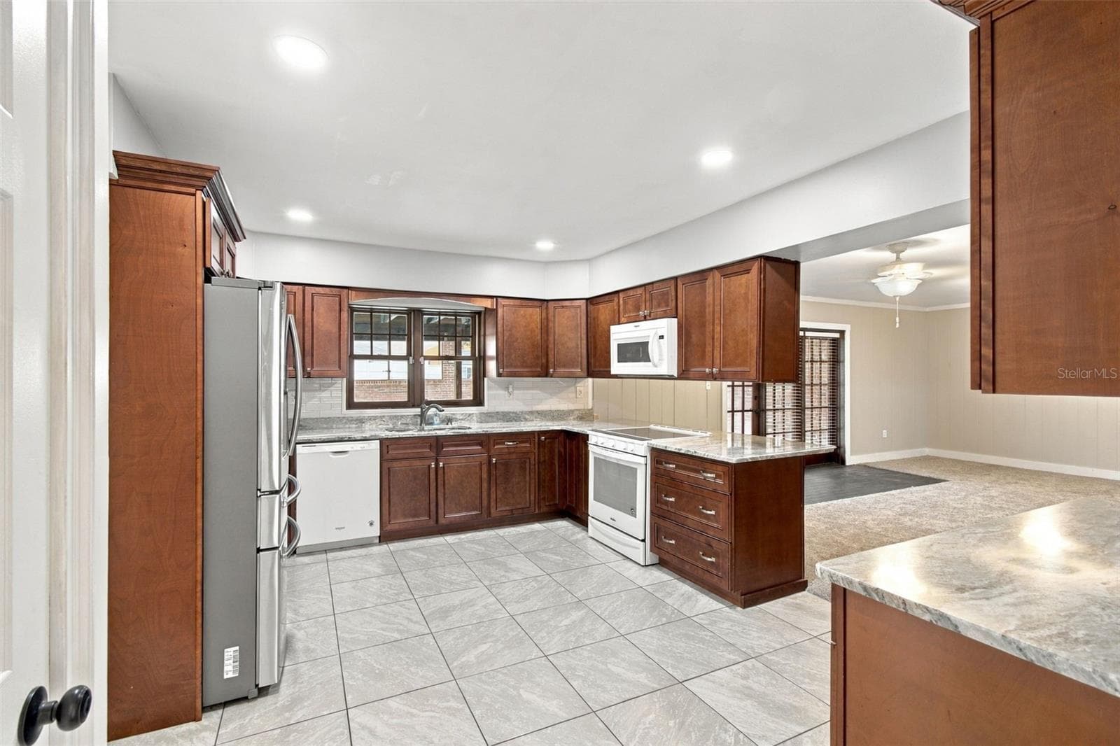 Single Family Residence at 105 ASHBROOK DR, BRANDON, photo 19 of 93