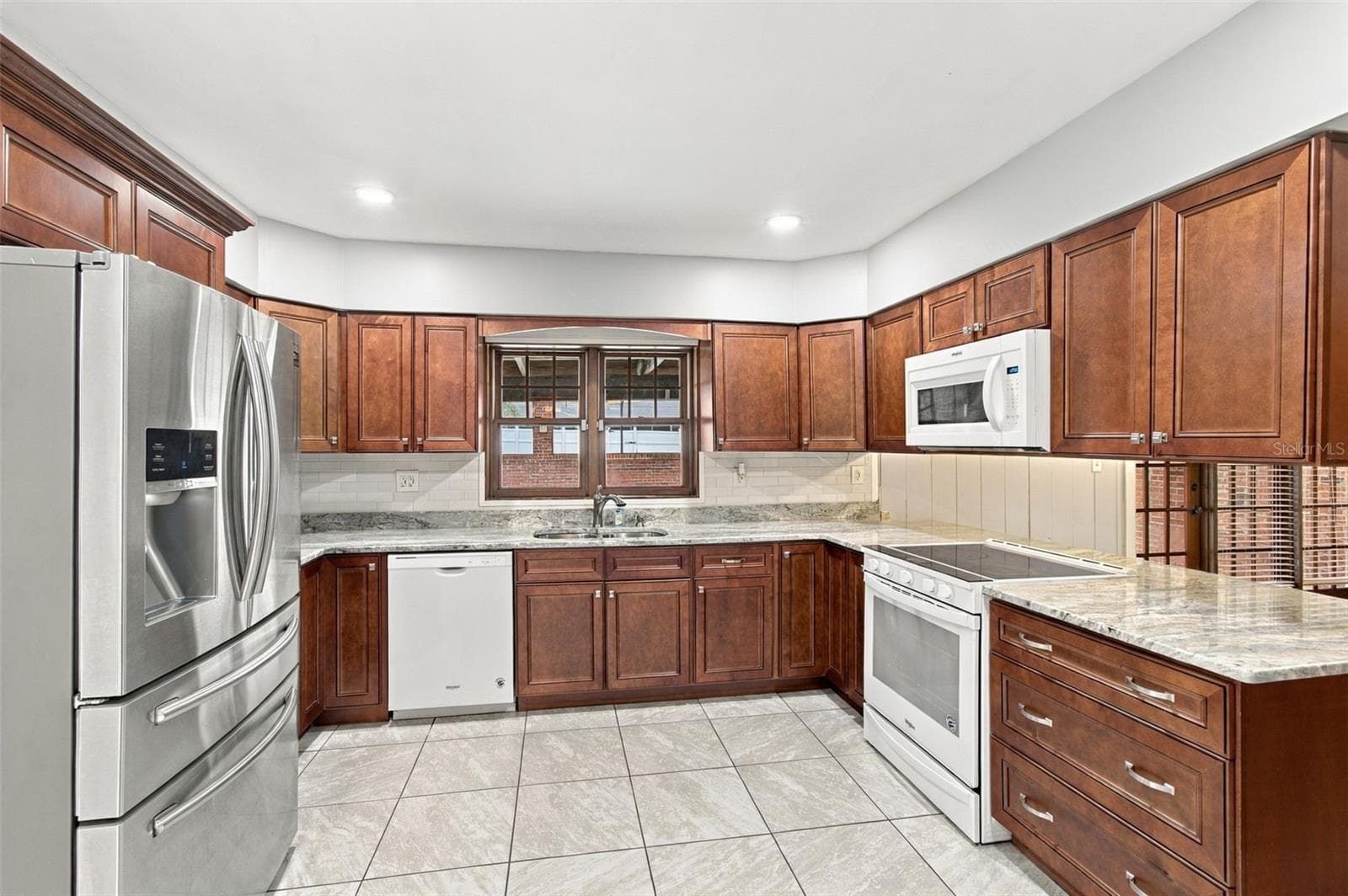 Single Family Residence at 105 ASHBROOK DR, BRANDON, photo 20 of 93