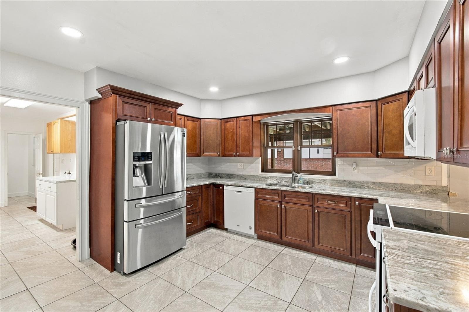 Single Family Residence at 105 ASHBROOK DR, BRANDON, photo 22 of 93