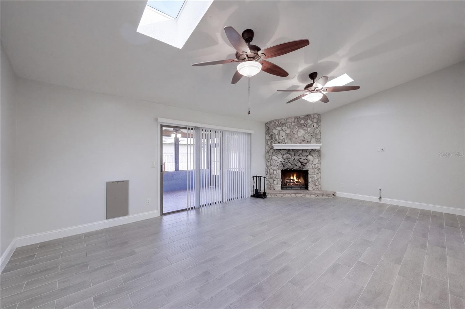 Family Room with woodburning fireplace - 954 NIBLICK DR, CASSELBERRY