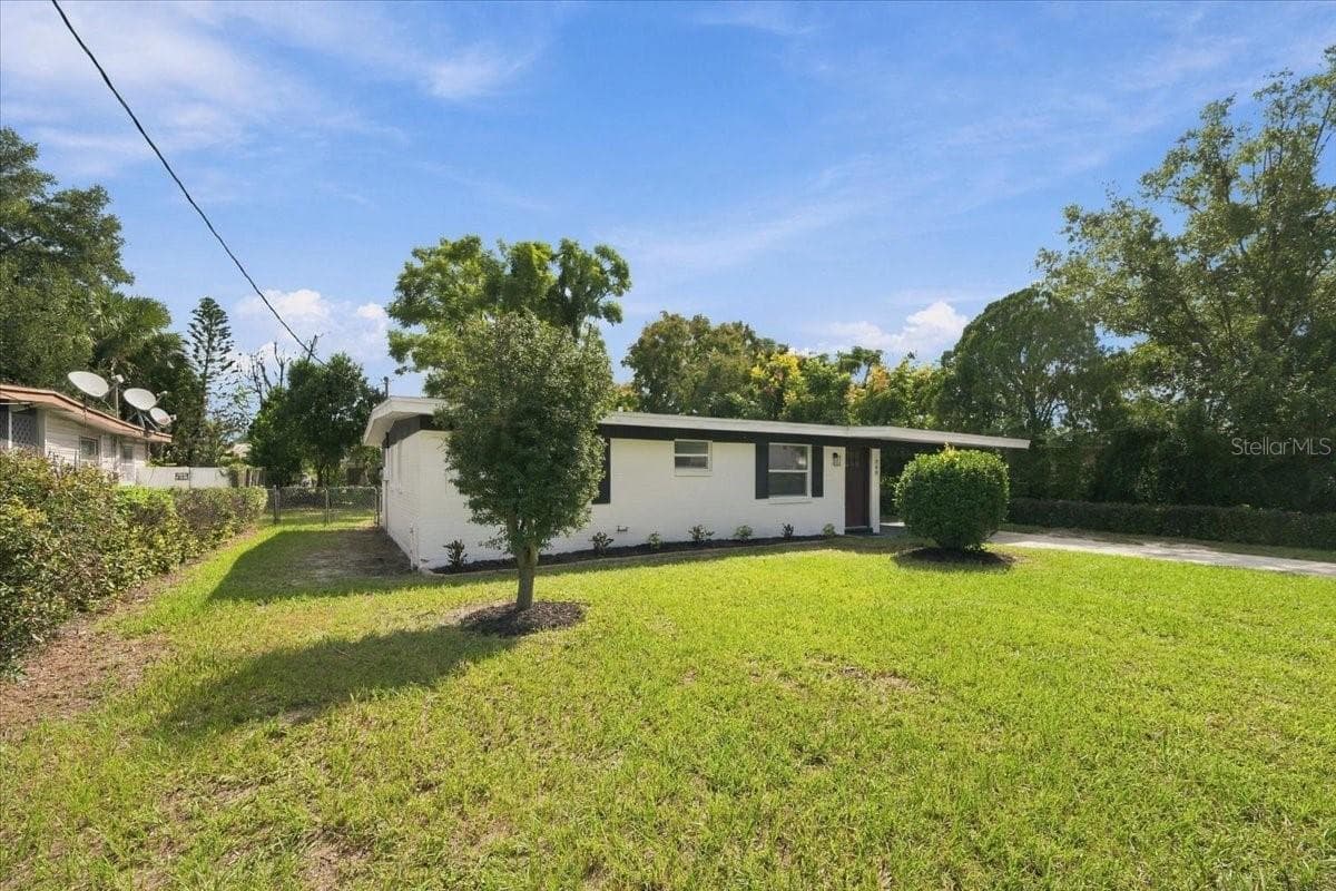 Single Family Residence at 240 WESTWOOD AVE, WINTER HAVEN, photo 4 of 64