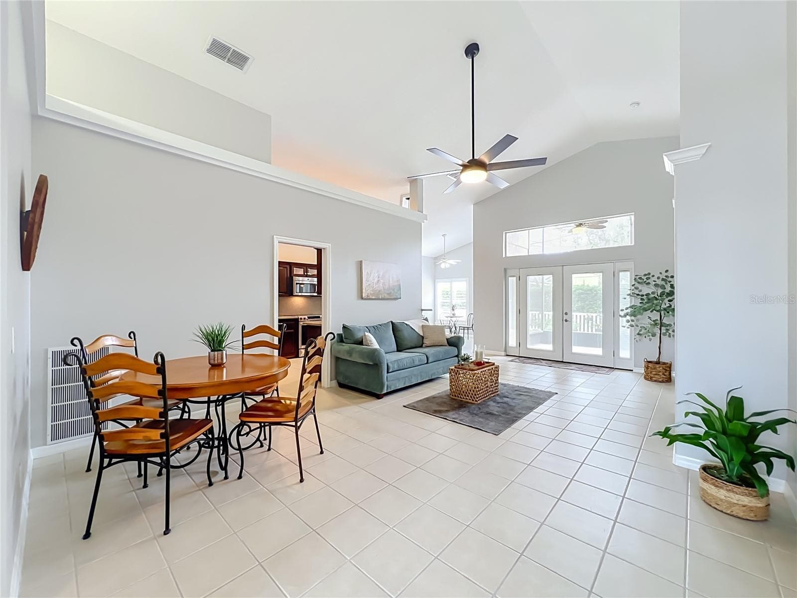 Single Family Residence at 1519 WOODSGLEN DR, WINTER SPRINGS, photo 4 of 49