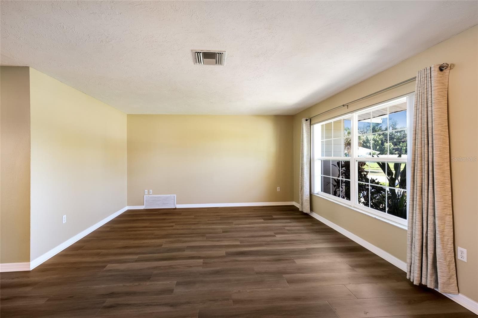 Single Family Residence at GULF GATE, SARASOTA, photo 8 of 41