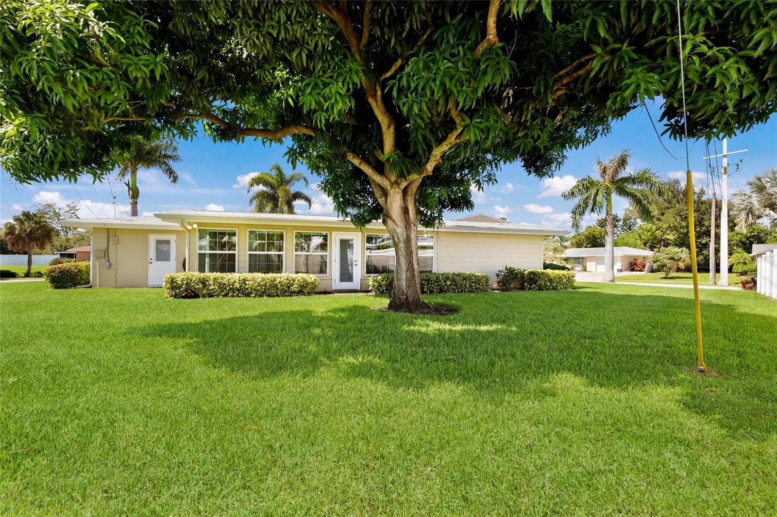 Single Family Residence at GULF GATE, SARASOTA, photo 31 of 41