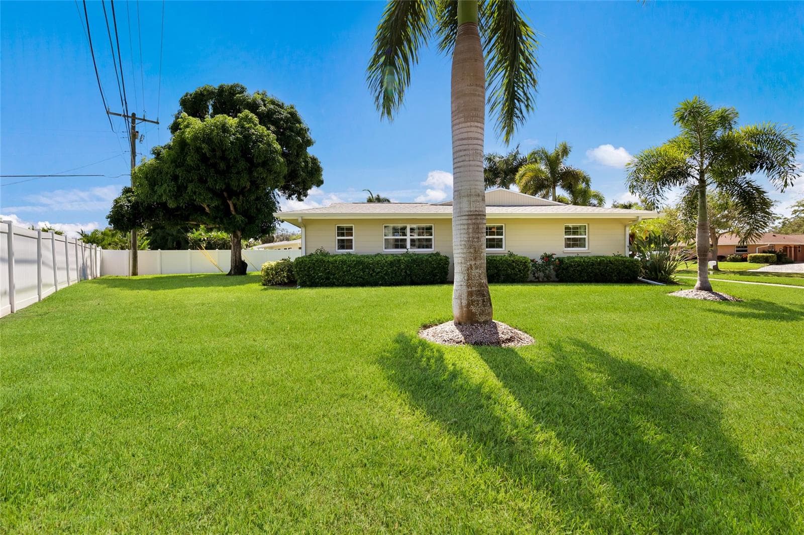 Single Family Residence at GULF GATE, SARASOTA, photo 32 of 41