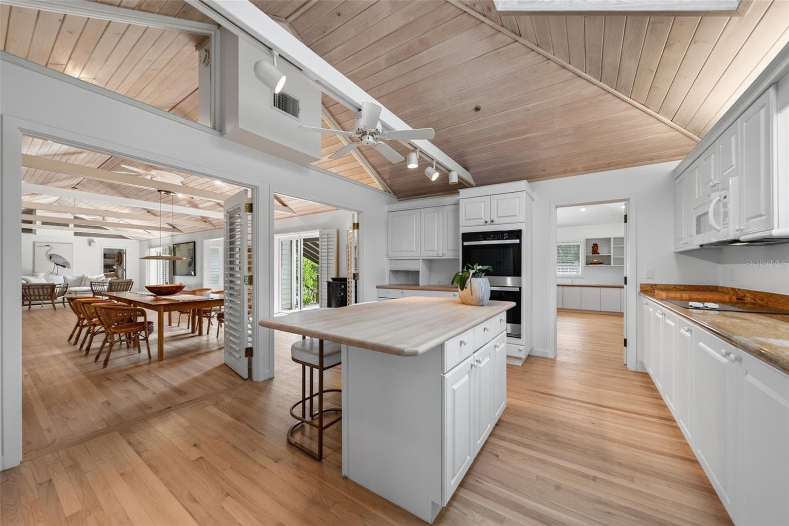 Single Family Residence at 677 LANDS END DR, LONGBOAT KEY, photo 11 of 39