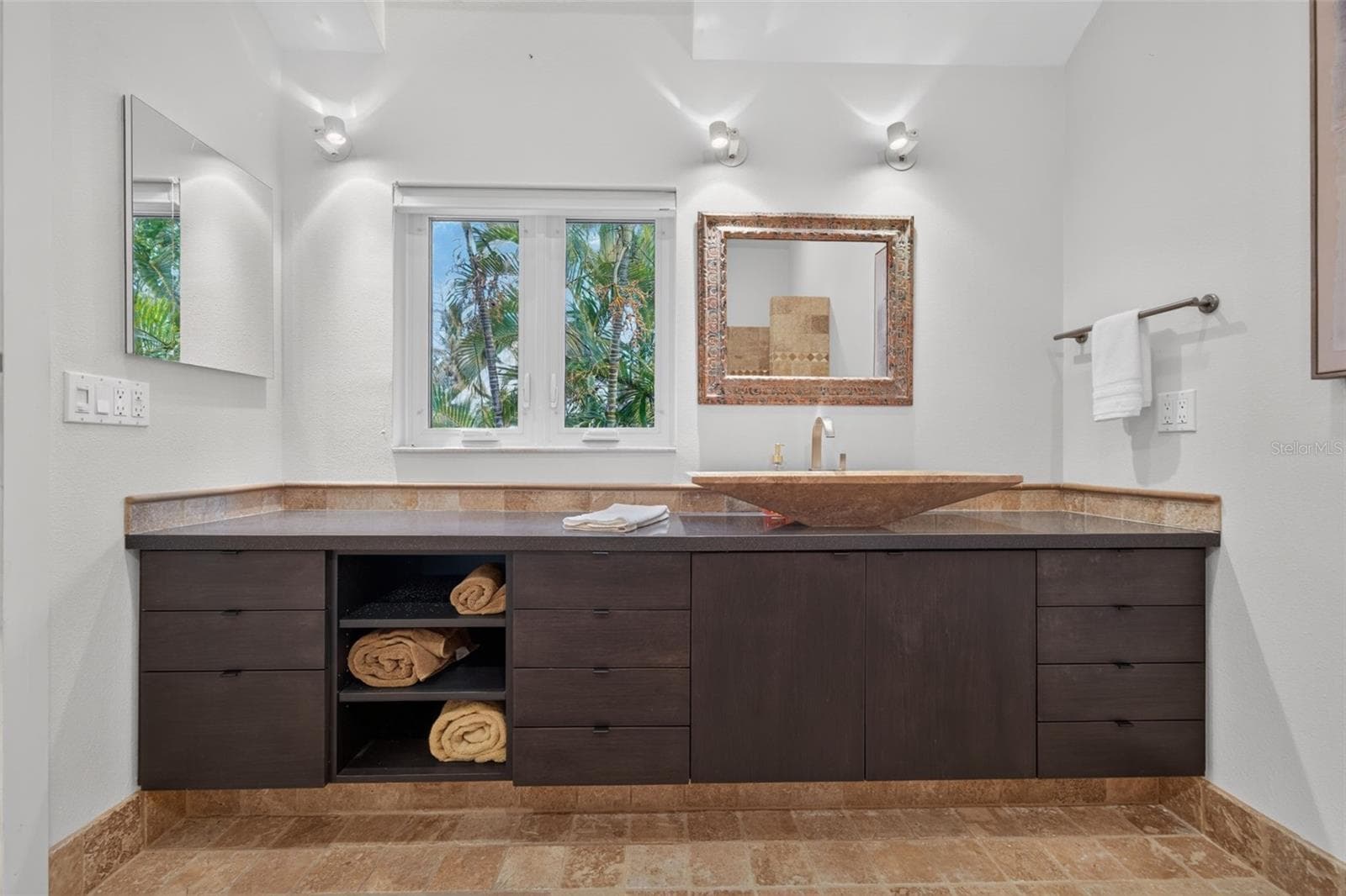 Single Family Residence at 677 LANDS END DR, LONGBOAT KEY, photo 19 of 39
