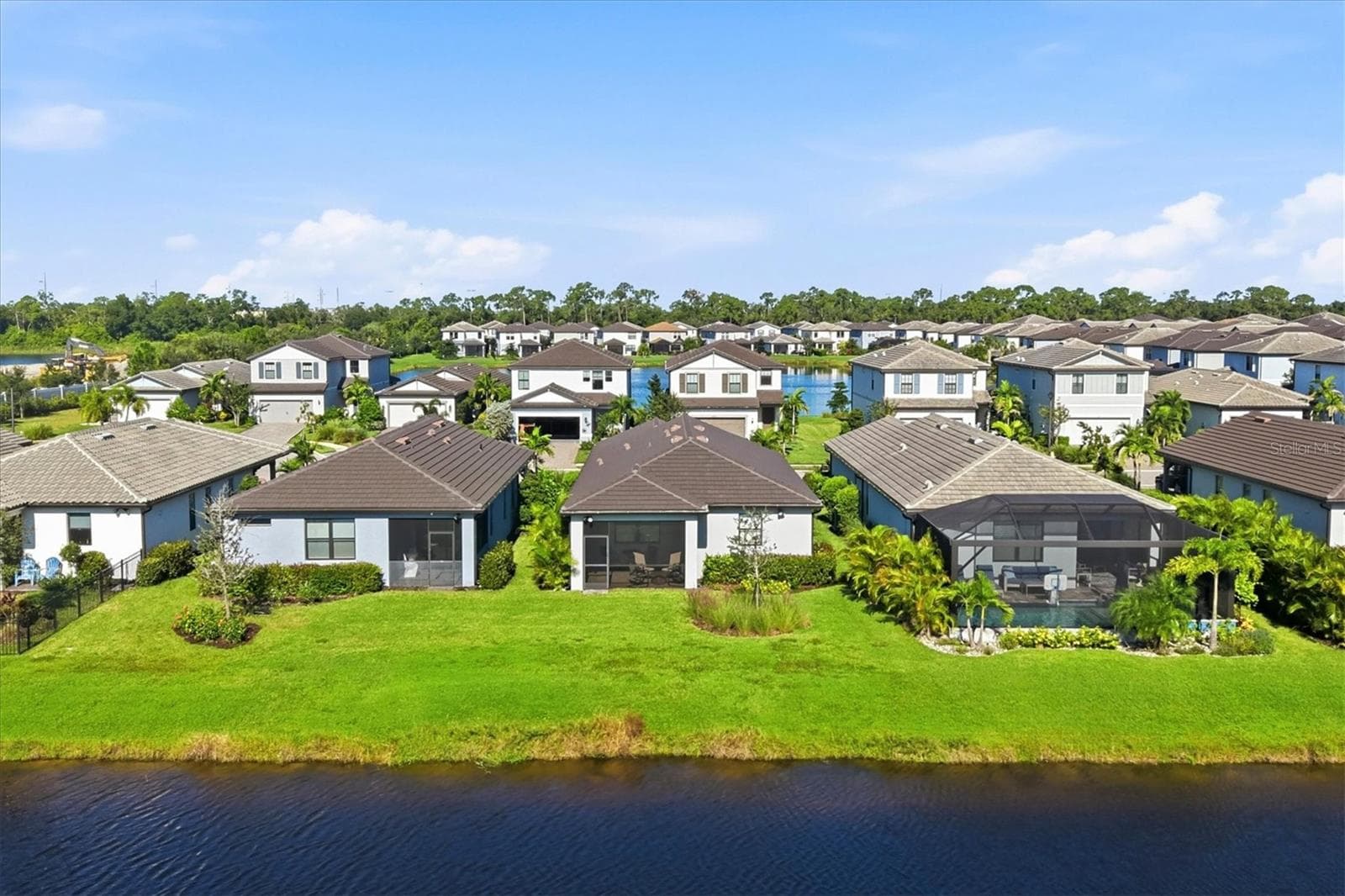 Single Family Residence at 6247 BAYWOOD CT, LAKEWOOD RANCH, photo 2 of 48