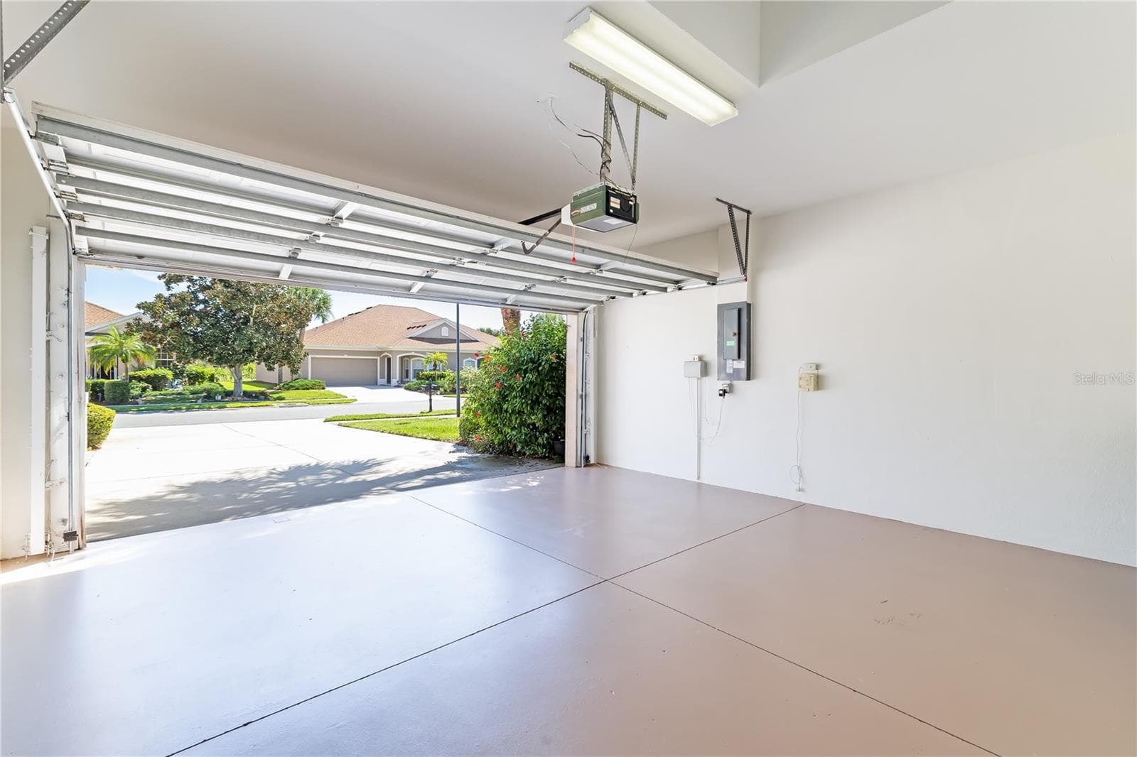 Full size, 2 car garage - 4177 LENOX BLVD, VENICE