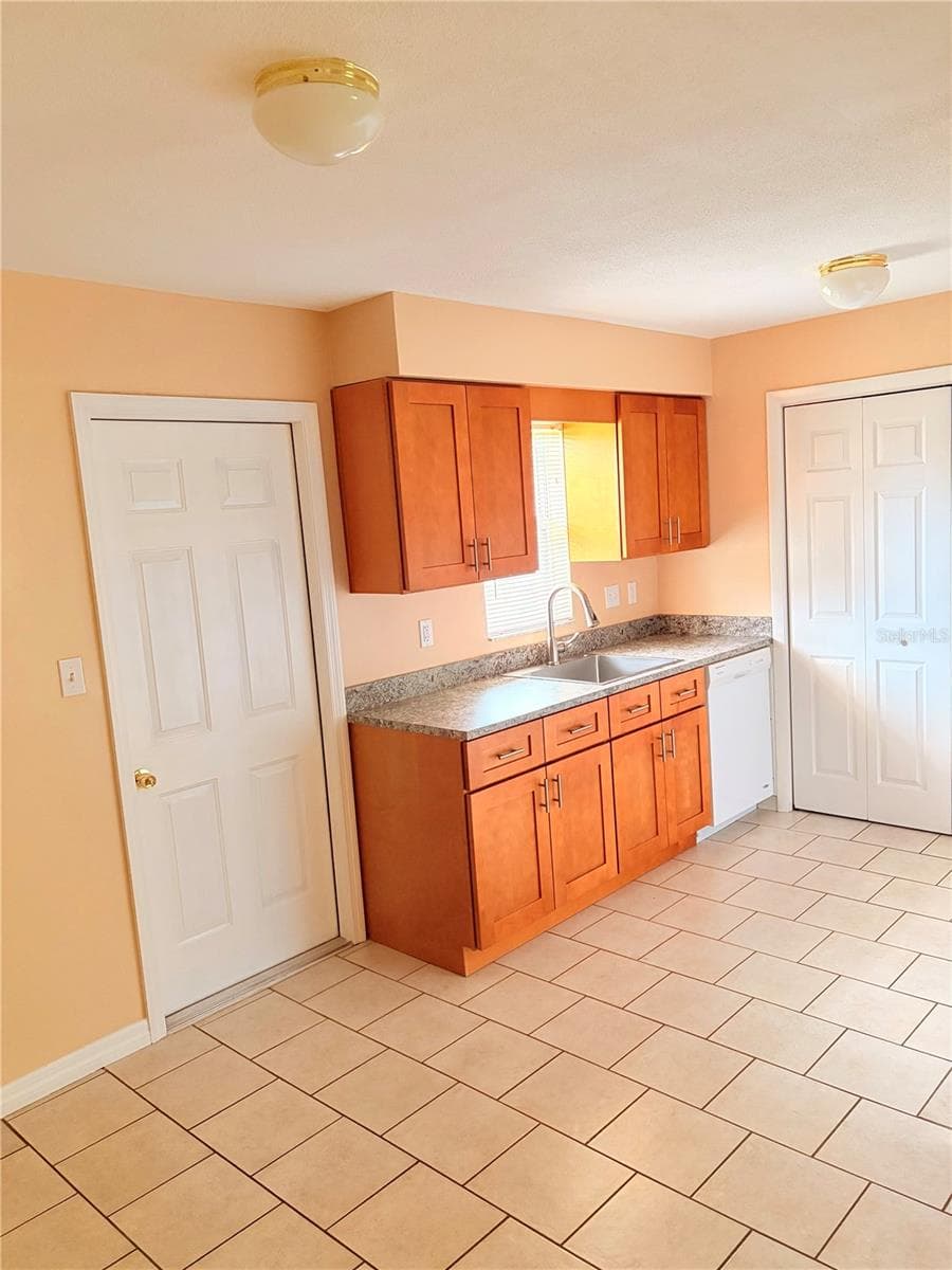 Triplex at 3052 PARK LN, DUNEDIN, photo 17 of 31