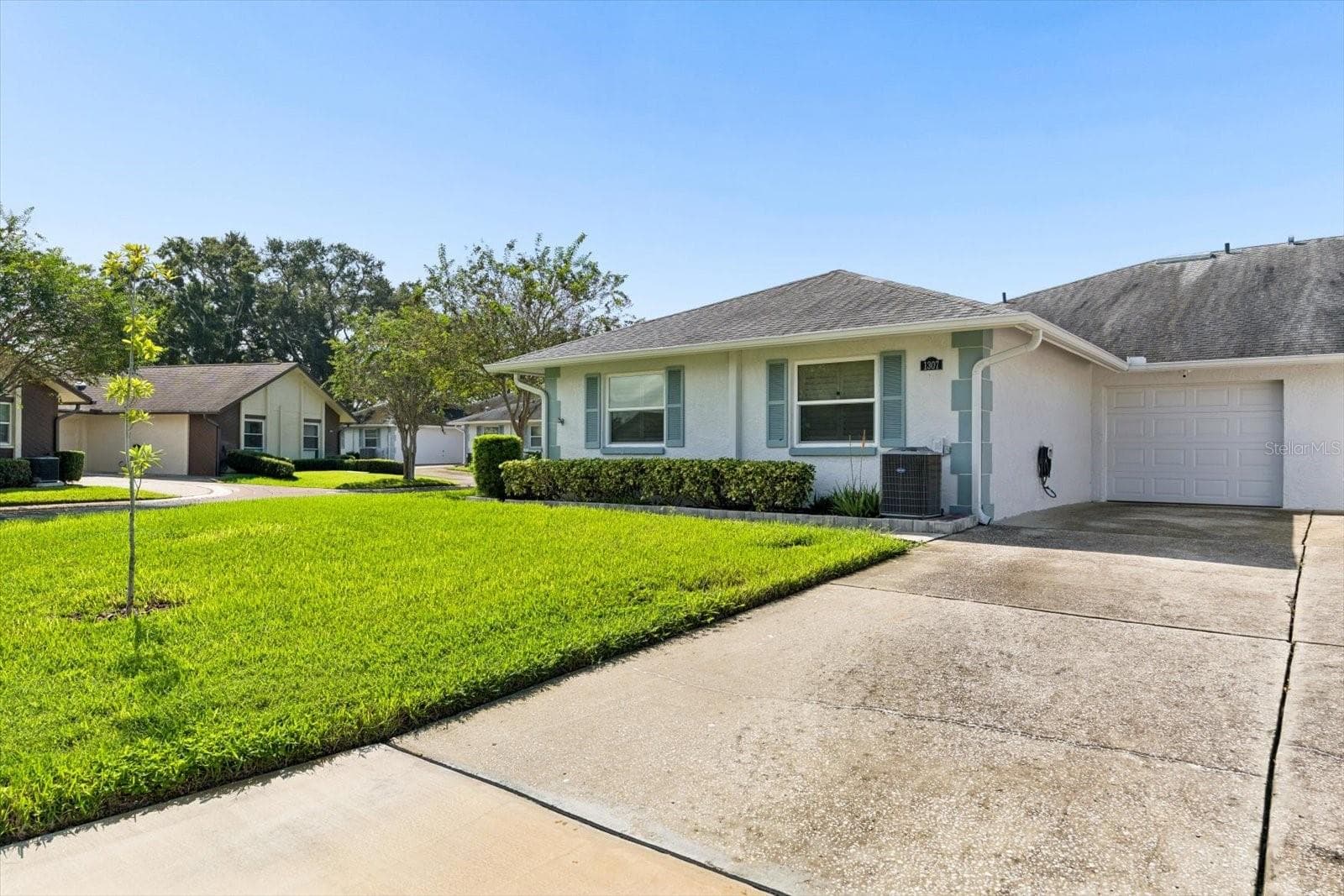 2 bed / 2 bath with single garage (garaged door replaced 2026 - hurricane rated) - 1307 STONEHAVEN LN, DUNEDIN
