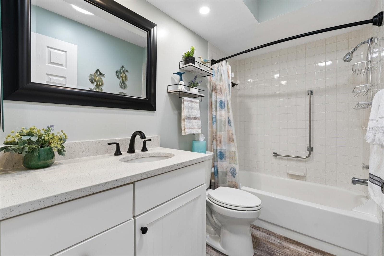 Second bathroom with tub/shower - 1307 STONEHAVEN LN, DUNEDIN