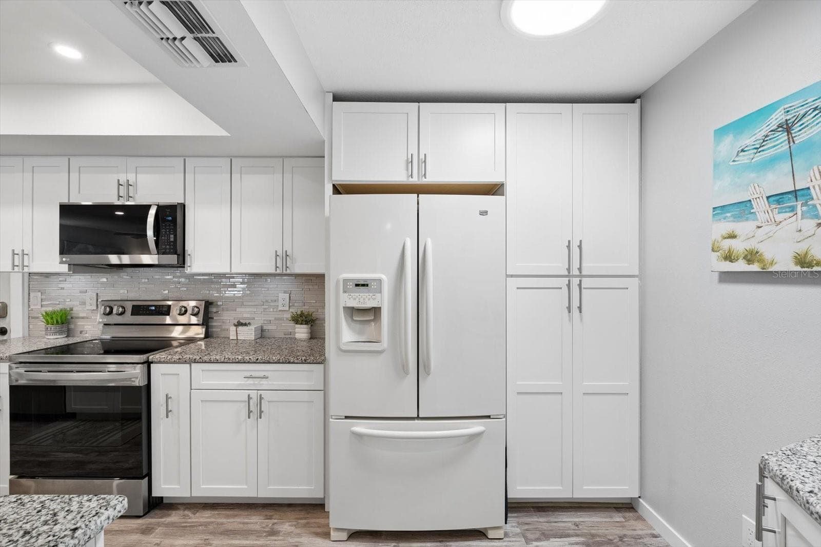 Plenty of storage space and countertops, recessed lighting and solar tube for energy effienciency. - 1307 STONEHAVEN LN, DUNEDIN