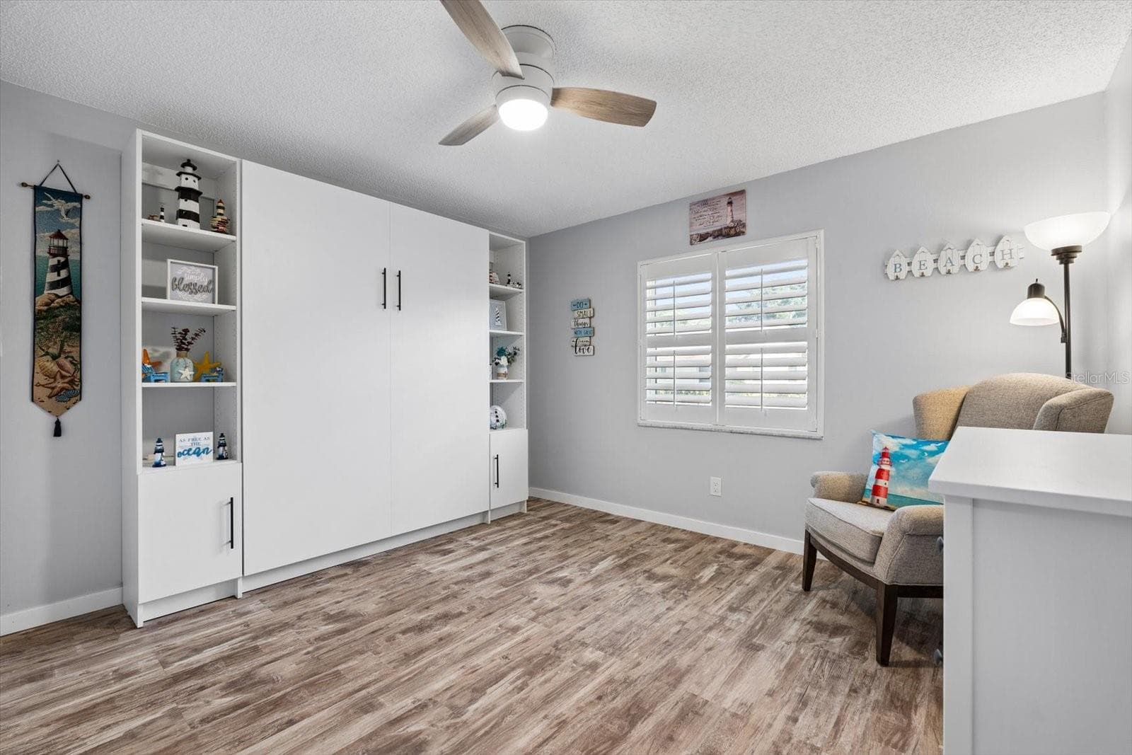 Second bedroom with murphy bed (conveys with home). Plantation shutters and large closet. - 1307 STONEHAVEN LN, DUNEDIN