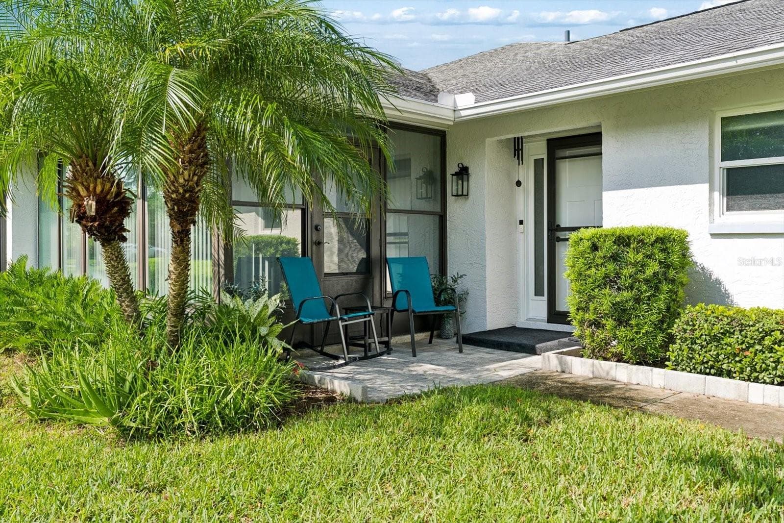 Private front entrance with patio/courtyard. - 1307 STONEHAVEN LN, DUNEDIN
