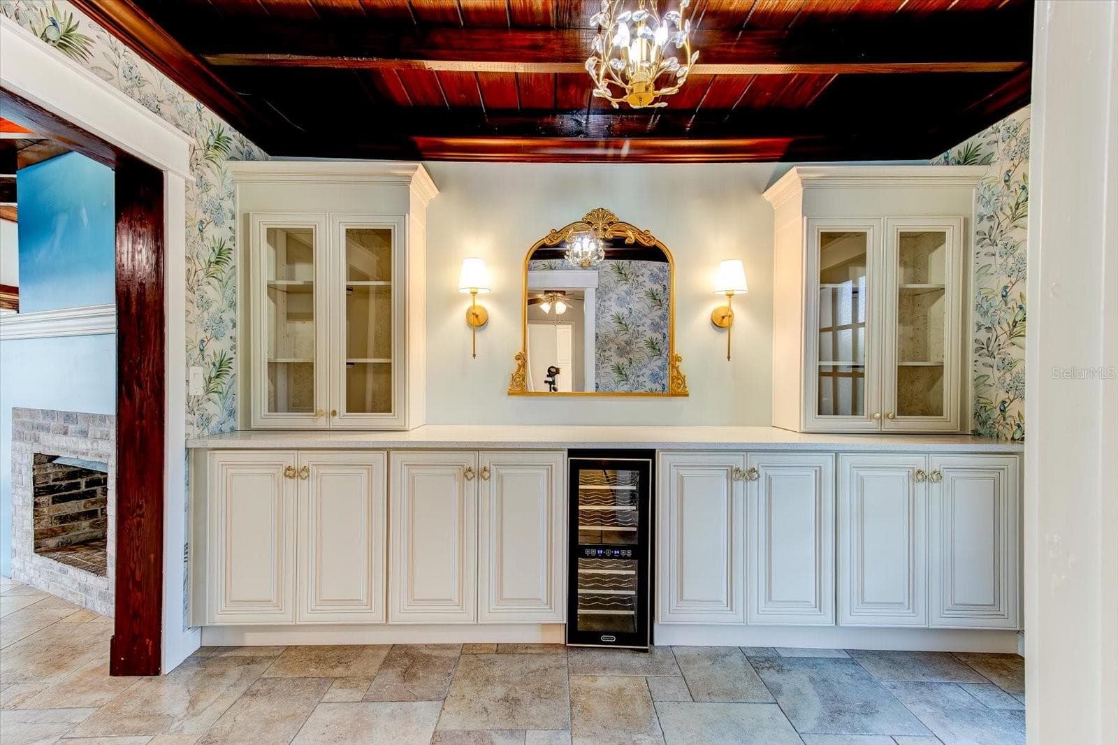 Foyer with wine refrigerator - 9793 LAKE GEORGIA DR, ORLANDO