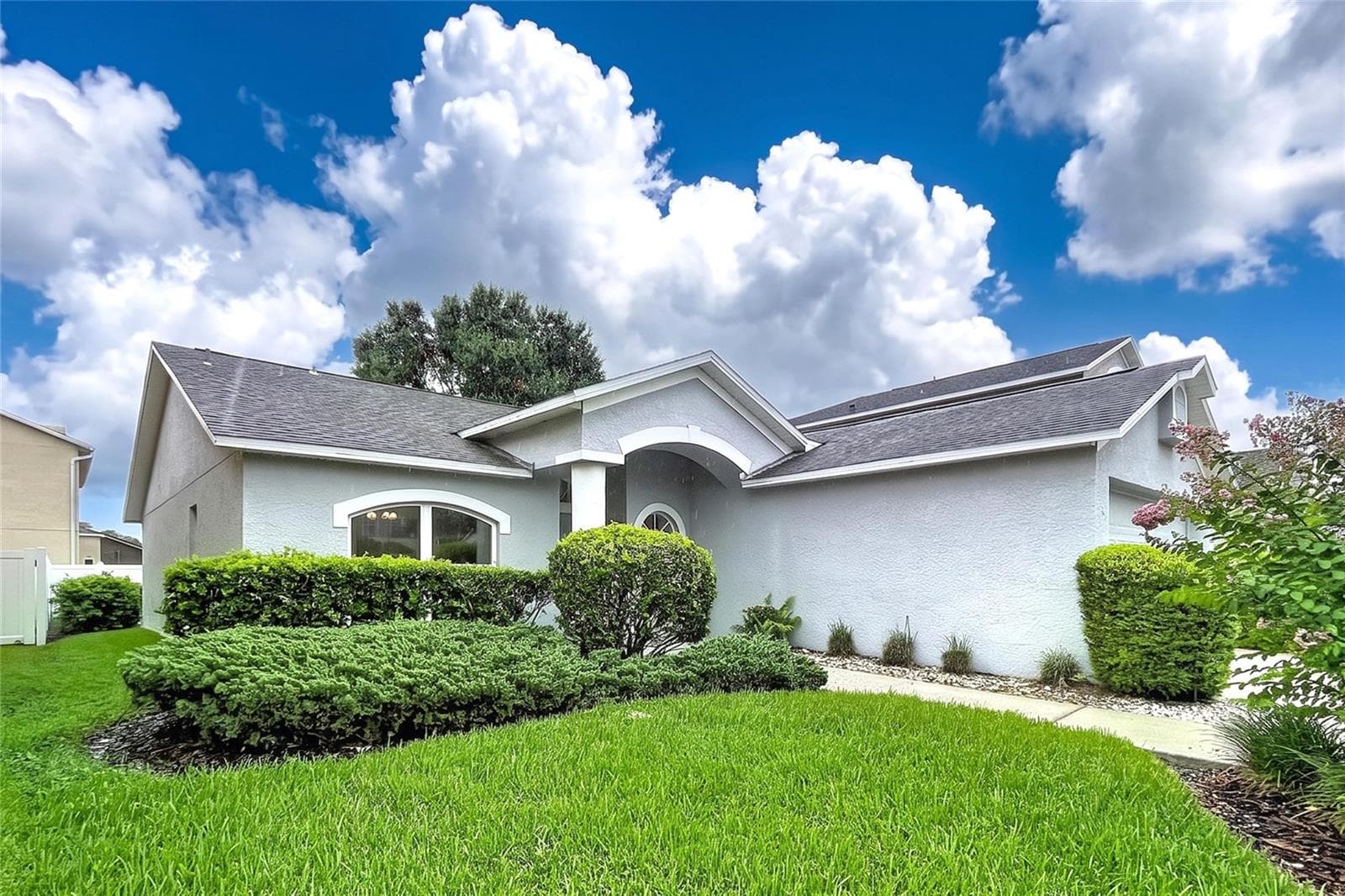 Manicured landscaping - 27408 CORAL SPRINGS DR, WESLEY CHAPEL