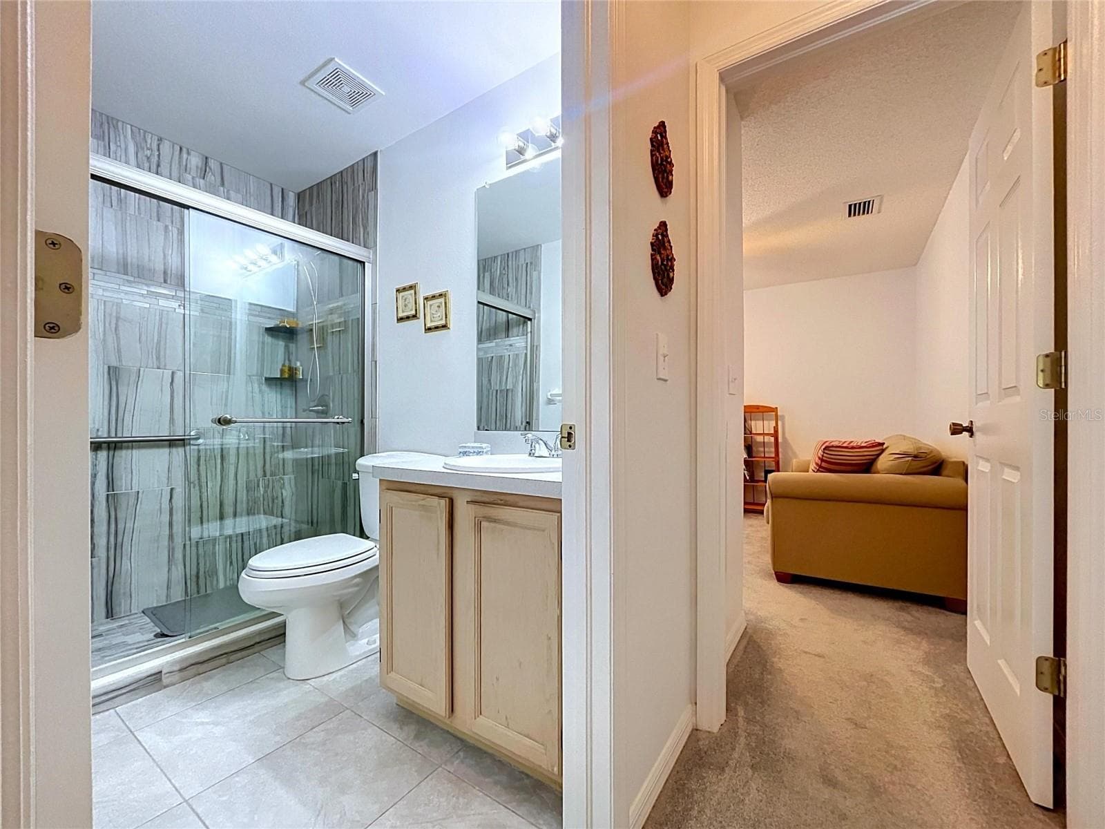 Bath between bedrooms - 27408 CORAL SPRINGS DR, WESLEY CHAPEL