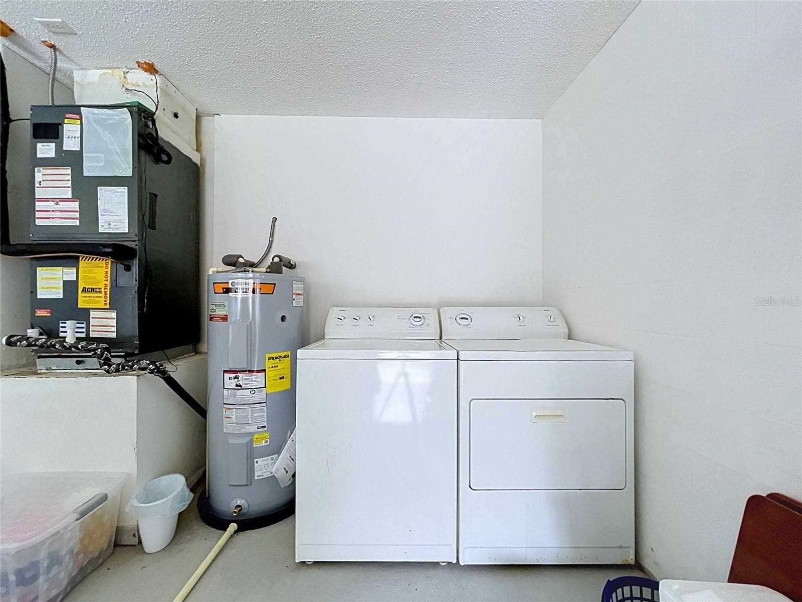 Laundry in the garage - 27408 CORAL SPRINGS DR, WESLEY CHAPEL