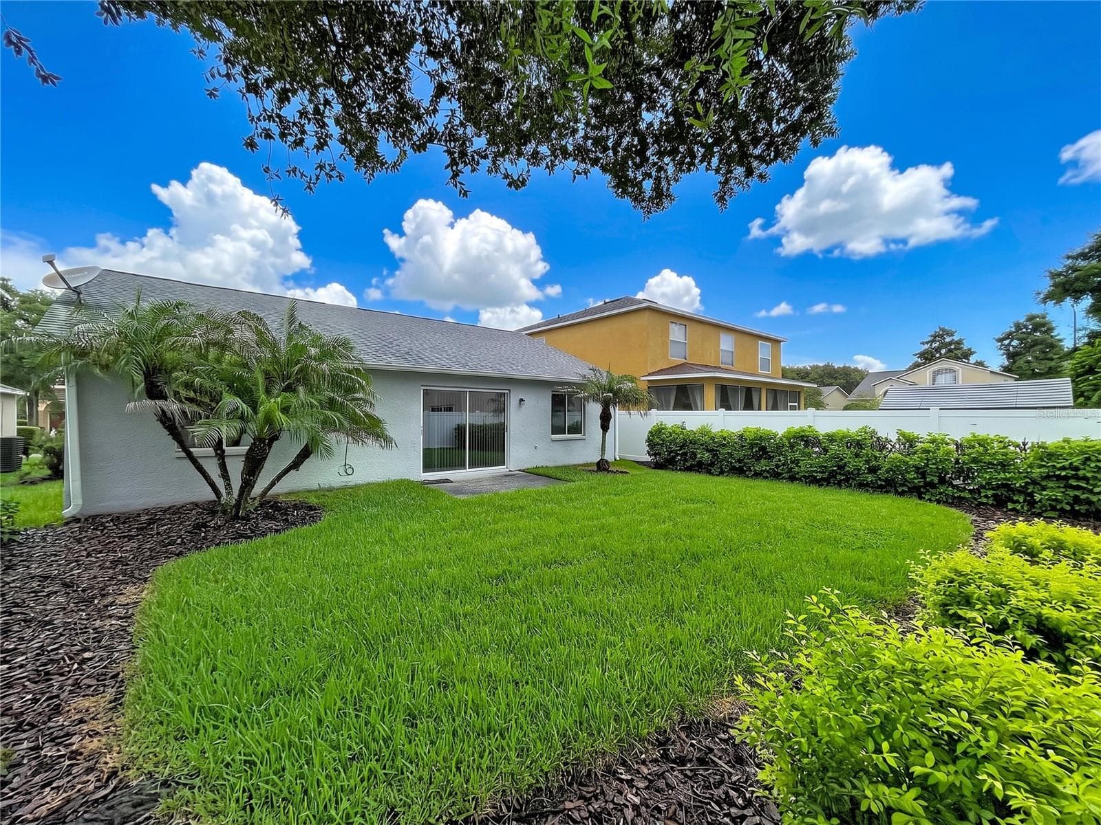 Vinyl fence - 27408 CORAL SPRINGS DR, WESLEY CHAPEL