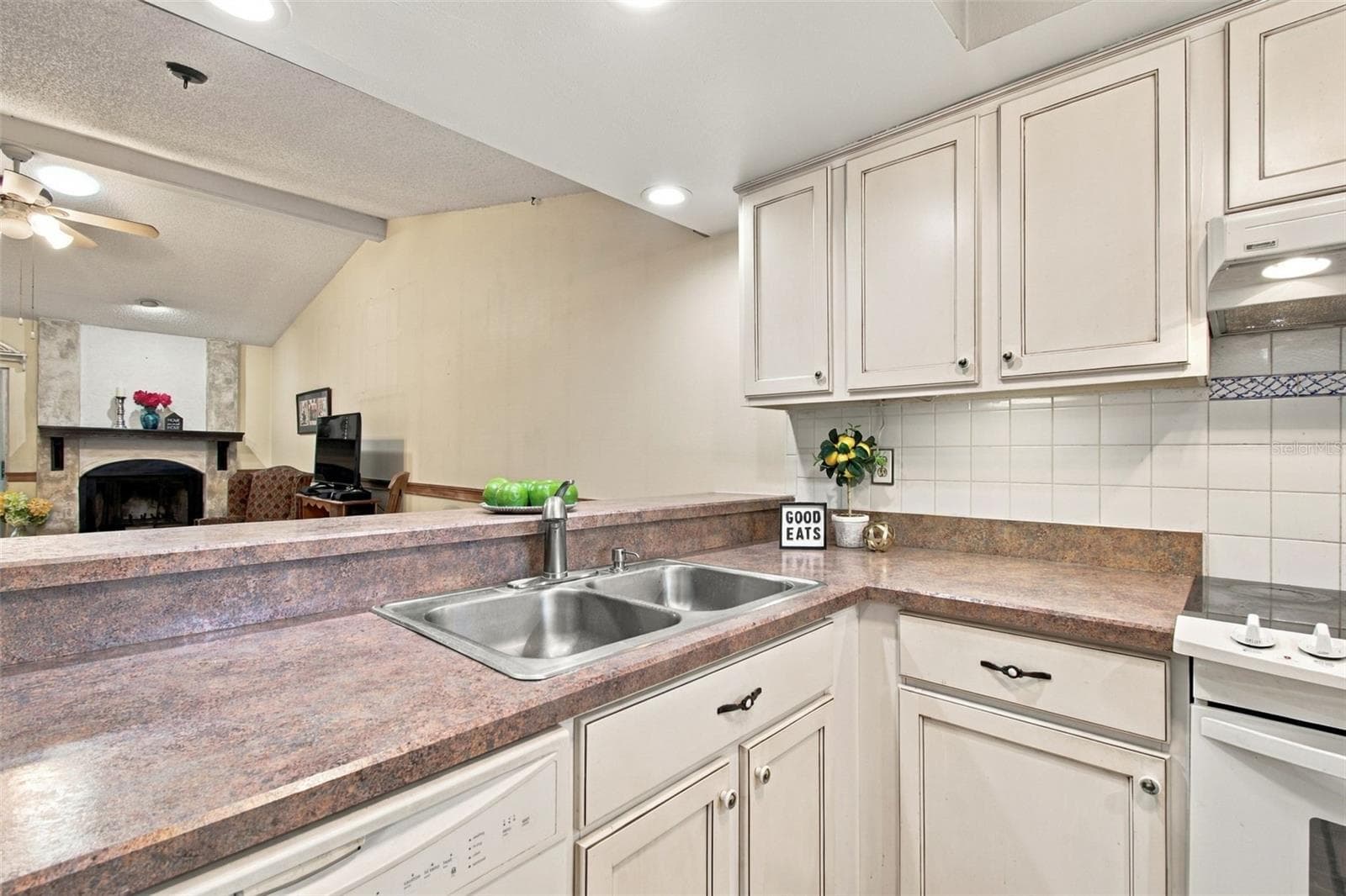 Your kitchen opens up to the main living area for maximum entertainment. - 13020 LEVERINGTON ST, TAMPA