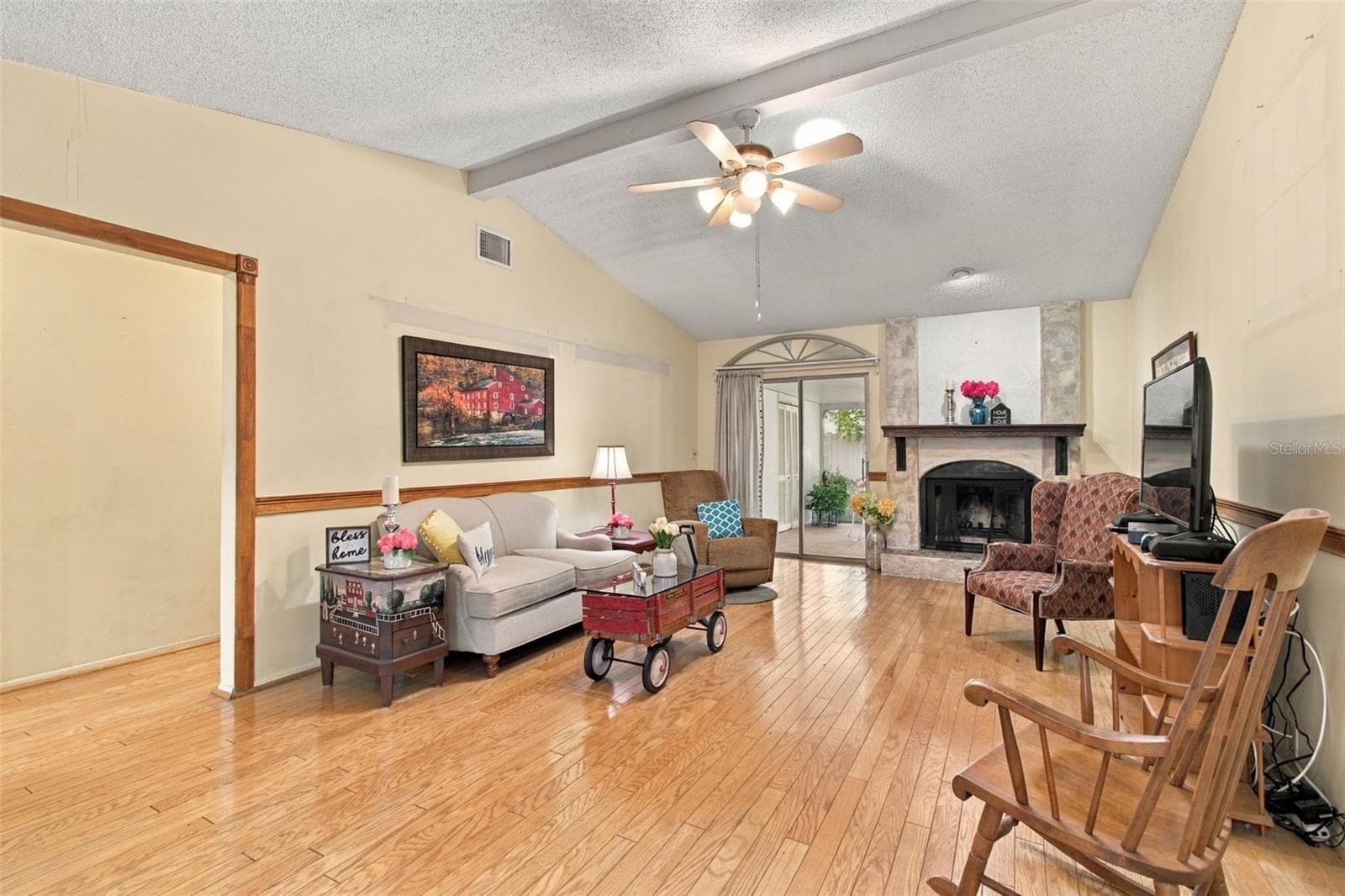 Your home features real wood floors throughout the home. - 13020 LEVERINGTON ST, TAMPA